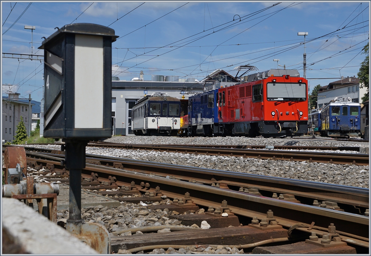 MOB Be 4/4 und die beiden HGem 2/2 2501 und Gem 2502 in Chernex.
11. August 2016