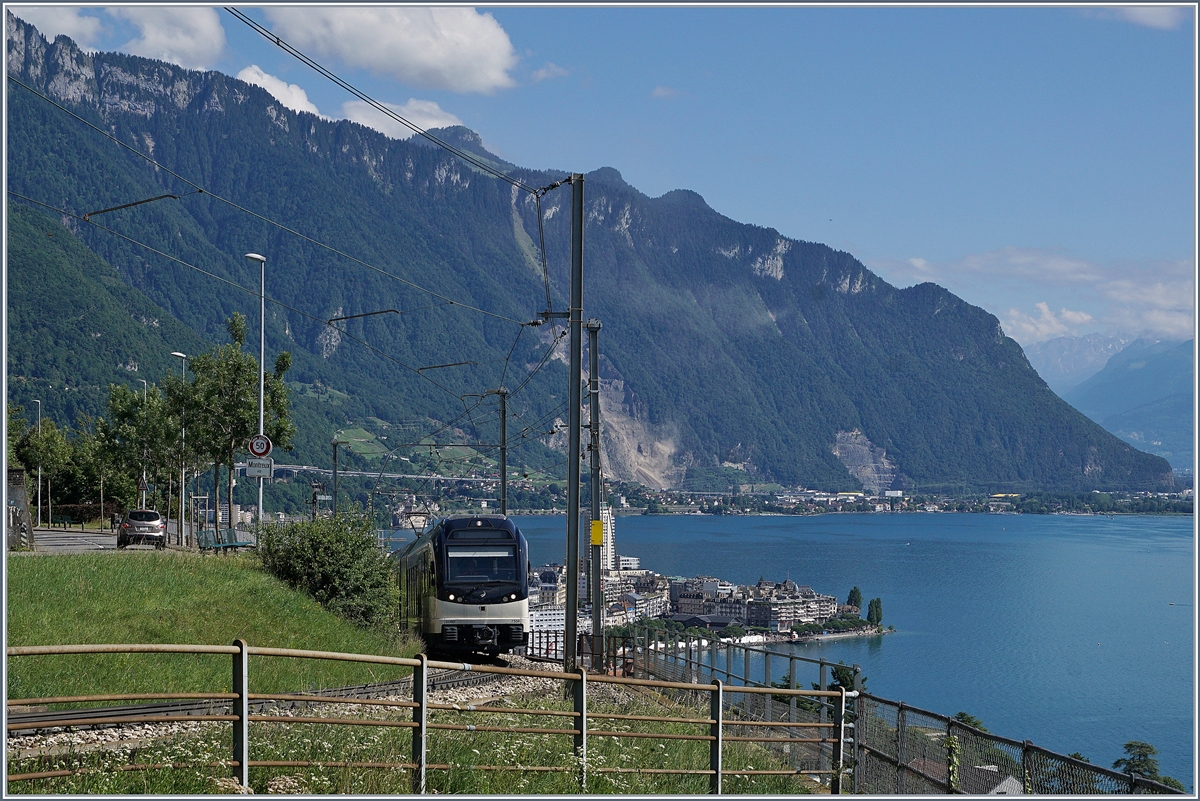 Montreux, der Lac Léman, Berge und auch noch, wenn auch nur klein, ein Zug, genauer, ein MOB Alpina auf dem Weg nach Zweisimmen. Dieses Panormami bietet die aussichtsplattform bei der Station Châtelard VD.
3. Juli 2017