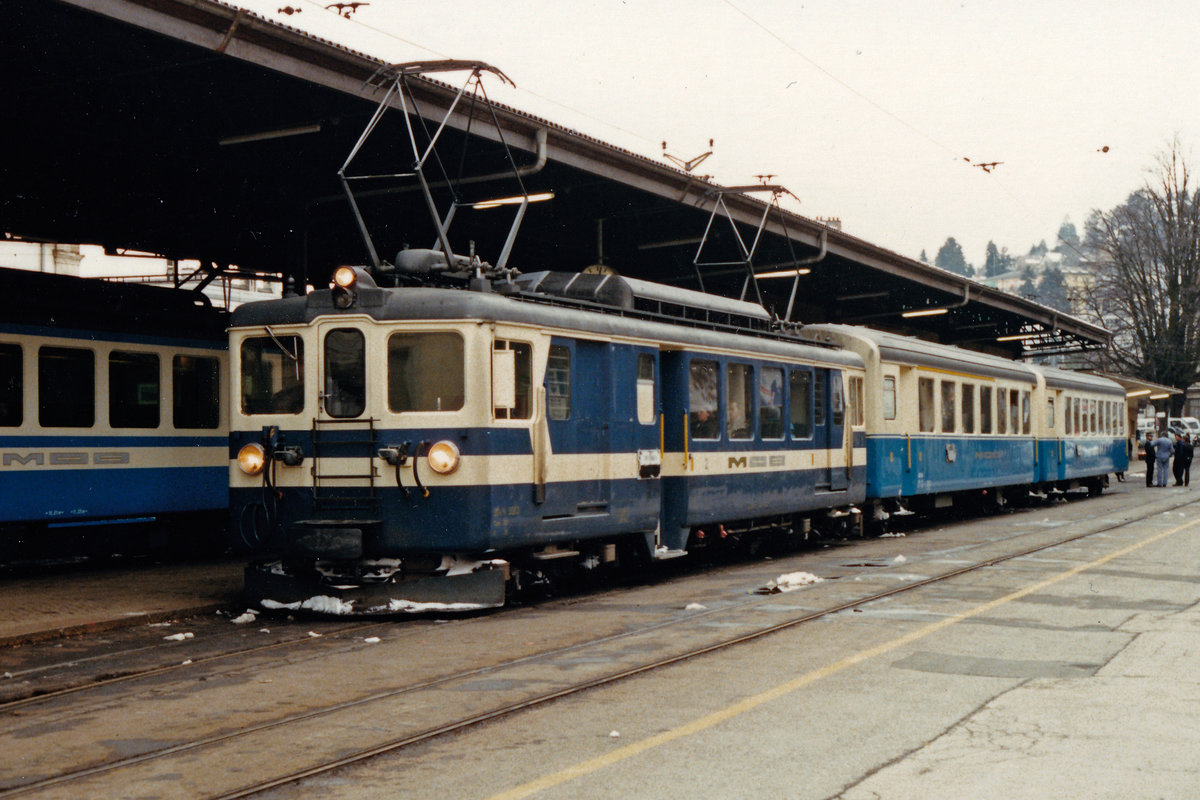 Montreux-Oberland Bernois Bahn/MOB.
EINST UND JETZT.
Bahnhof Montreux mit Zügen in den Jahren 1985 und 2020.
Regionalzug mit BDe 4/4 3004 auf die baldige Abfahrt nach Zweisimmen wartend.
Foto: Walter Ruetsch