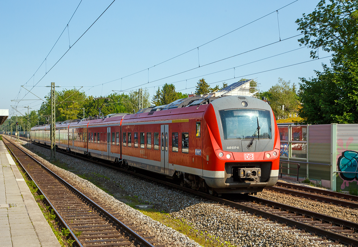 Mopsgesichter.....
Zwei gekuppelte vierteilige Alstom Coradia Continental der DB Regio, vorne der 440 037-7 und ein Weiterer, fahren am 05.06.2019 als Regionalzug „Fugger-Express“ durch Gr�benzell in Richtung M�nchen.