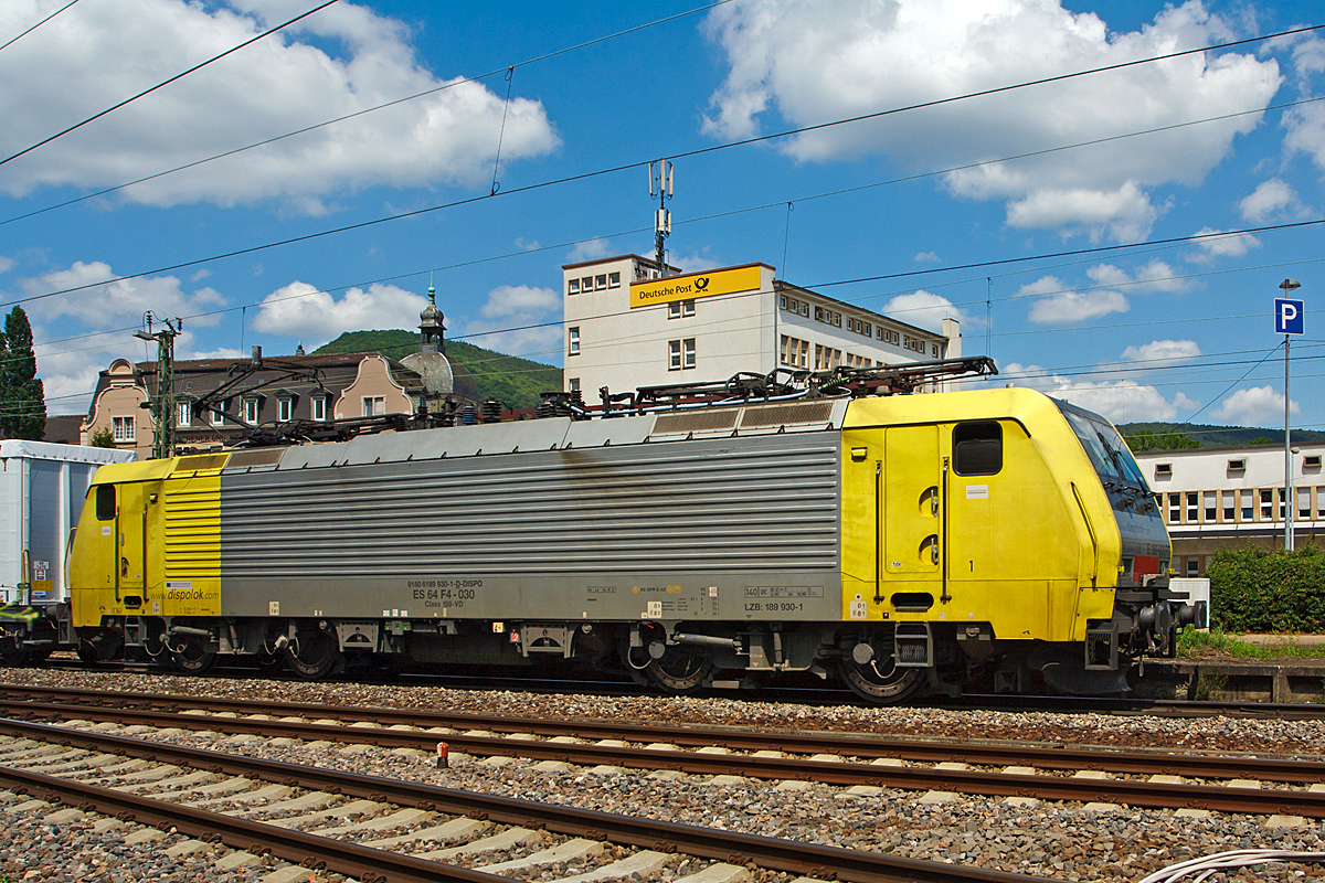 
MRCE Dispolok ES 64 F4-030 bzw. E 189 930-1  (Class 189 - VD) zieht am 31.05.2014 eine Güterzug durch den Hbf Neustadt an der Weinstraße. 

Die Siemens EuroSprinter ES 64 F4 wurde 2006 unter der Fabriknummer 21243 gebaut, hat die NVR-Nummer 91 80 6189 930-1 D-DISPO und die EBA-Nummer EBA 00A23D 042. 
An der Bezeichnung Class 189 VD kann man das  installierte Länderpaket erkennen  (VD = Zugsicherungssystem Paket für Deutschland, Österreich, Italien, Slowenien, Kroatien).
