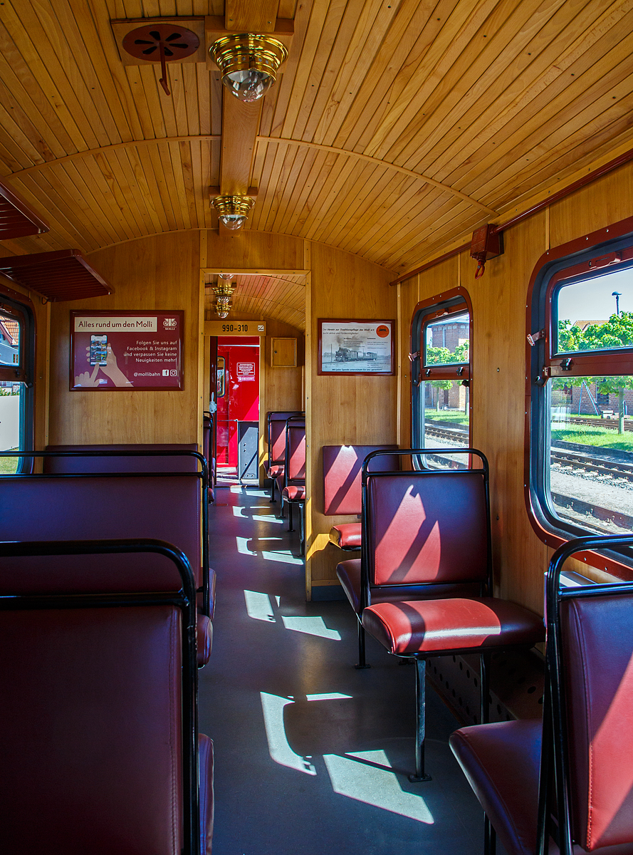 Museumbahn Romantik pur, aber der Molli ist eigentlich keine Museumsbahn....
Innenraum des schmalspurigen (900 mm) vierachsige 2.Klasse Personenwagen mit offenen Plattformen, MBB 990-310 (ex DR 990-310), der Gattung KB4i, Mecklenburgische Bäderbahn Molli GmbH & Co. (Molli). am 15.05.2022 im Bahnhof Kühlungsborn West.

Der Wagen wurde 1926 von der Waggonfabrik Wismar für die Deutsche Reichsbahn gebaut und ist seitdem bei der Mecklenburgische Bäderbahn im Einsatz. Im Fuhrpark des Molli befinden sich insgesamt 19 Personenwagen.

TECHNISCHE DATEN: 
Spurweite: 900 mm 
Anzahl der Achsen: 4 
Länge über Puffer: 12.000 mm 
Drehzapfenabstand: 6.500 mm 
Eigengewicht: 15 t 
Sitzplätze: 36 (in der 2. Klasse)
Bremse: KE-P
