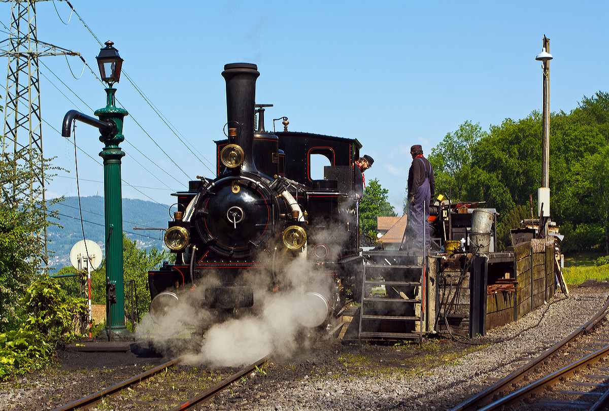 
Museumsbahn-Romantik beim Pfingstdampf Festival 2012 bei der Museumsbahn Blonay-Chamby: 
Die G 3/3 Dampftenderlokomotive BAM Nr. 6 fährt am 27. Mai 2012 vom Museum Chaulin zur Bekohlung. 

Die Lok wurde1901 von der Schweizerische Lokomotiv- und Maschinenfabrik (SLM) in Winterthur unter der Fabriknummer 1341 gebaut und an die JS (Jura–Simplon-Bahn), für die Brünigbahn, als JS 909. 1903 wurde die JS verstaatlicht und in die SBB integriert, und die Lok erhielt die Nr. 109, 1921 wurde sie dann an die BAM (Bière–Apples–Morges-Bahn) verkauft. Die Lok erhielt nicht nach der Reihenfolge der vier BAM-Maschinen die Nummer 5 sondern Nummer 6, weil die umgedrehte Zahl Neun verwendet wurde.

Zwischen 1887 und 1903 wurden insgesamt 16 baugleiche Dampf Tenderlokomotiven der Bauart G 3/3 von der SLM in Winterthur gebaut. Sie besaßen aber unterschiedliche Treibraddurchmesser. Für die JBL, sowie deren Nachfolgerin, JS, für die Brünigbahn insgesamt 10 Lokomotiven dieses Typs geliefert, für die BAM waren es 4 und für die MOB waren es 2 Lok, wobei diese kleineren Treibrädern von 950 mm hatten, um in den Steigungen bis zu 73 ‰ eine höhere Zugkraft zu erreichen.

TECHNISCHE DATEN:
Spurweite: 1000 mm (Meterspur)
Achsformel: C'
Länge über Puffer: 7.020 mm
Fester Radstand: 2.500 mm
Dienstgewicht:  20  t
Höchstgeschwindigkeit:  45 km/h
Anfahrzugkraft:  2.650 kg 
Treibraddurchmesser: 1.050 mm
Zylinderanzahl:  2
Zylinderdurchmesser:  310
Kolbenhub:  480
Kesselüberdruck: 2 Bar
Anzahl der Heizrohre: 126
Heizrohrlänge:  2.900 mm
Rostfläche:  0.8 m²
Überhitzerfläche:  10.2 m²
Verdampfungsheizfläche: 50.2 m²
Wasservorrat:  2,6 m³
Kohlevorrat:  0.5 t
