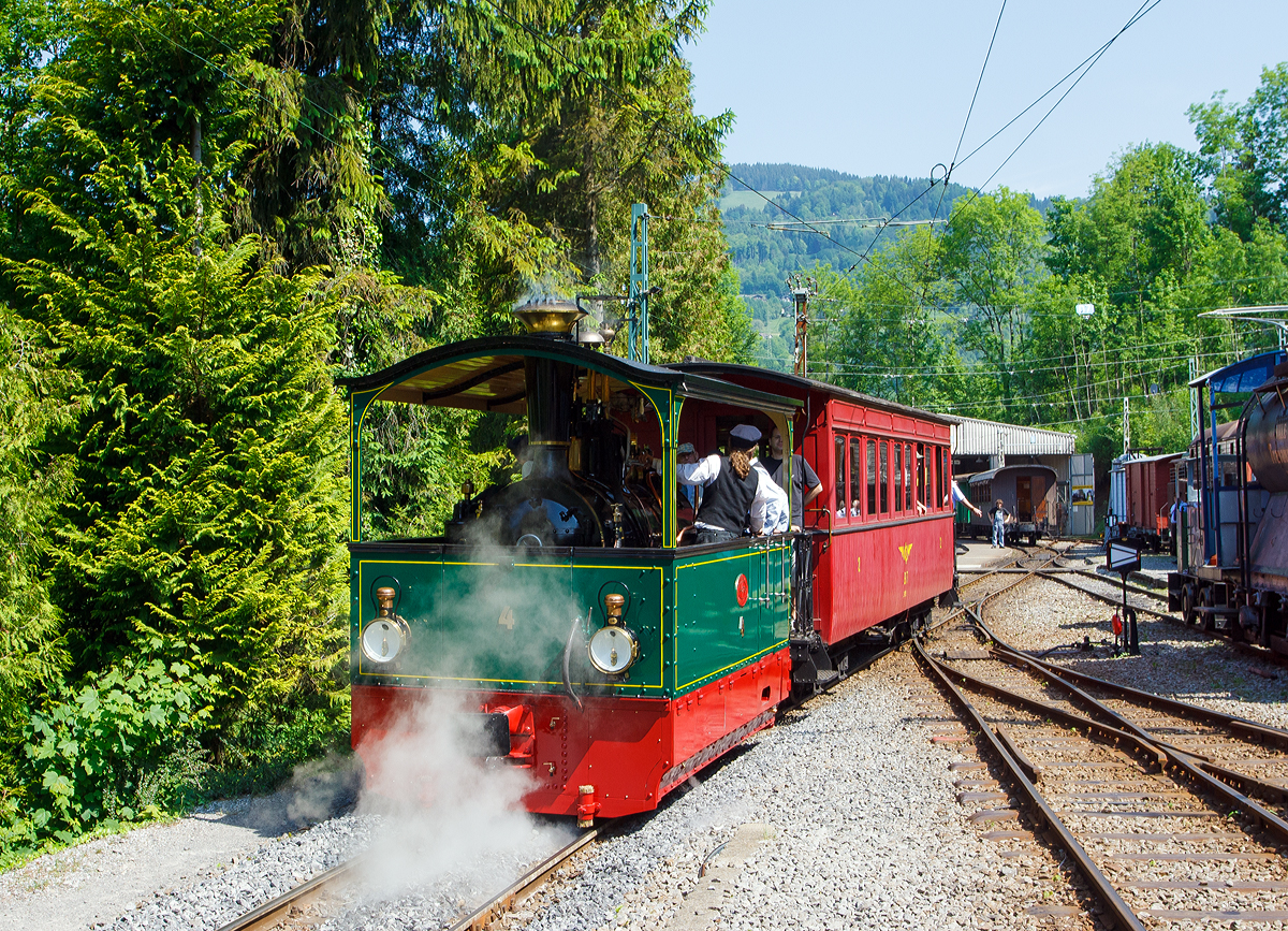 Museumsbahn-Romantik pur – beim Pfingstdampf Festival der Museumsbahn Blonay-Chamby am 27.05.2012.
Die G 2/2 Krauss-Kastendampflok (Tramlok) Nr. 4 der Museumsbahn Blonay–Chamby dr�ckt wieder den ehemaligen Personenwagen B4 Nr.7 der Nyon–Saint-Cergue–Morez-Bahn zur�ck ins Museum Chaulin. 

Die Lok wurde 1900 bei Krauss, M�nchen unter der Fabriknummer 4278 f�r die Ferrara Codigoro (FER), Italien, gebaut.

Der vierachsige 2. Klasse Personenwagen wurde 1910 von Ateliers de construction du Nord de la France f�r die Chemin de fer Nyon–St-Cergue–Morez (NStCM) gebaut.
