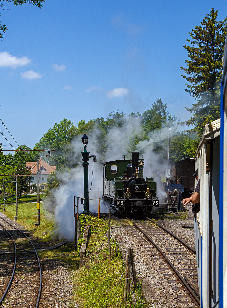Museumsbahn-Romantik pur – Pfingsten 2023 (Samstag 27 bis Montag 29 Mai 2023) fand bei der Museumsbahn Blonay–Chamby das Schweizer Dampffestival 2023 / Festival suisse de la Vapeur 2023 statt.

Bei der Dampflok-Wartungsstelle der Museumsbahn Blonay–Chamby beim Museumsareal in Chaulin steht am 27.05. 2023 die G 3/3 LEB N° 5  Bercher  der Museumsbahn zum Kohlefassen. Links die Strecke 115 der MVR hinab nach Blonay, wir fahren mit dem ex MOB BCFe 4/4 11 rechts das Stichgleis zum Museum bzw. Depot hinauf.