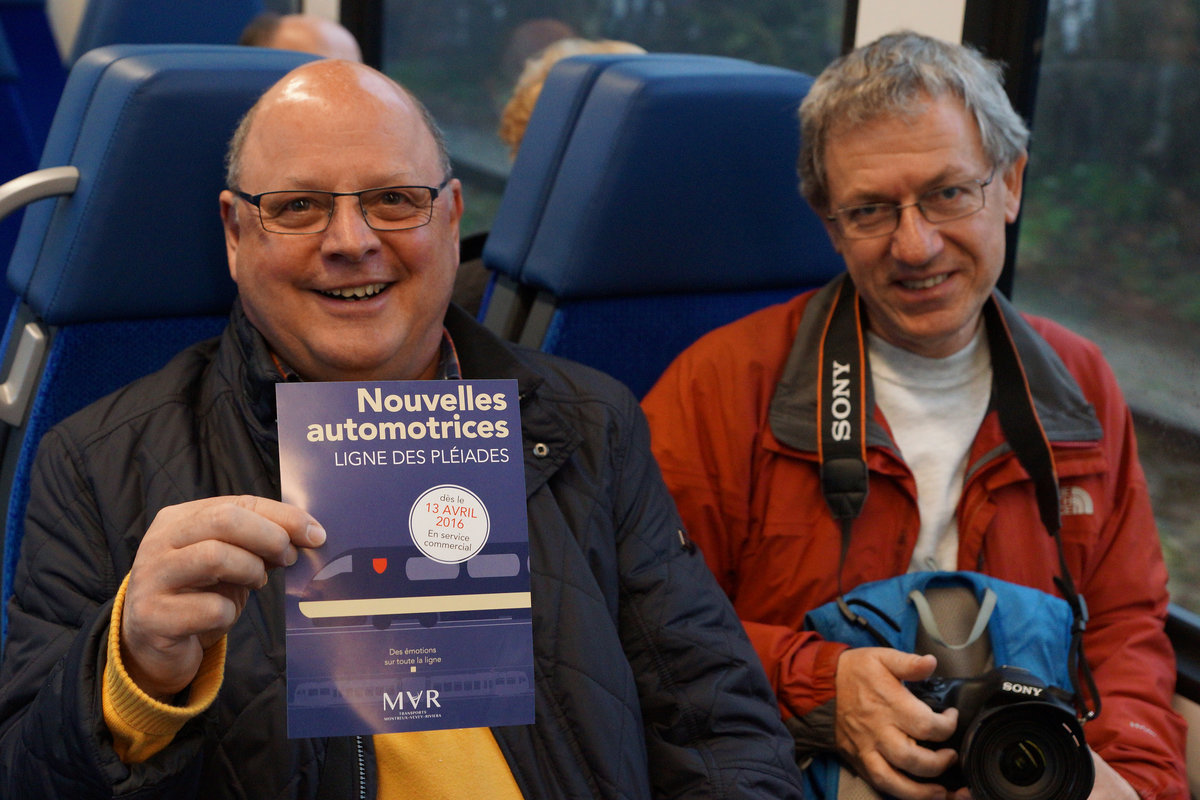 MVR/CEV: Der 13. April 2016 war ein sehr bedeutender Tag in der Geschichte der MVR, da einer der neuen SURF (Série Unifiée pour Réseau Ferré métrique) zum ersten Mal auf der gesamten Strecke von Vevey bis Les Pléiades  planmässig unterwegs war. Auf der Fahrt wurden die Journalisten, Bahnbildfotografen sowie die Fahrgäste von den Gemeinden der Region von jungen hübschen Hostessen mit Kaffee, Gebäck und Schokolade verwöhnt. Bahnbilder.de war vertreten durch Stefan Wohlfart (r) und Walter Ruetsch (l).
Foto: François Pittet