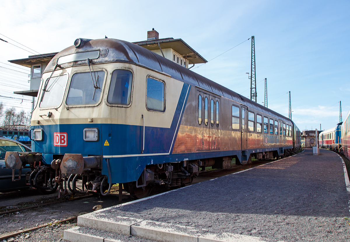 
n-Wagen bzw.  Silberling -Nahverkehrs-Steuerwagen 2. Klasse  Karlsruher Kopf“ BDnrzf 740.2 (D-DB 50 80 82-34 083-9) am 25.03.2017 im DB Museum Koblenz-L�tzel.

TECHNISCHE DATEN: 
Spurweite: 1.435 mm 
L�nge �ber Puffer:  26.400 mm
Wagenkastenl�nge:  25.800 mm
Wagenkastenbreite:  2.825 mm
H�he �ber Schienenoberkante:  4.050 mm
Drehzapfenabstand:  19.000 mm
Achsstand im Drehgestell:  2.500 mm
Drehgestellbauart:  Minden-Deutz 432
Leergewicht:  33 t
H�chstgeschwindigkeit:  140 km/h
Abteile:  2 Gro�r�ume 2. Klasse und 1 Gep�ckraum
Toiletten:  1
Bremsbauart:  KE-GPR-A-mZ (D)
Heizungsbauart:  ElHzs
Energieversorgung:  Zentrale Energieversorgung aus der Zugsammelschiene
Batterien:  120 V, 110 Ah (Versorgung F�hrerraum) und 24 V, 150Ah (Versorgung �briger Einrichtungen)
Baujahre:  1972 bis 1977
Hersteller:  AW Karlsruhe