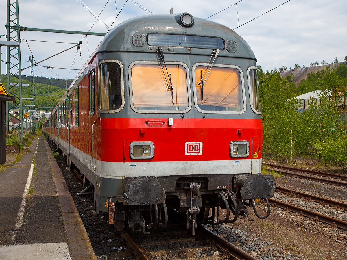 
n-Wagen Nahverkehrs-Steuerwagen 2. Klasse „Karlsruher Kopf“ , D-DB 50 80 82-34 347-8 Bnrdzf 470, ex BDnrzf 740.2, der DB Regio NRW abgestellt (mit dem RE 9-Verstärker) am 17.05.2015 im Bahnhof Niederschelden.

Als n-Wagen wird eine Gattung von Personenwagen der Deutschen Bundesbahn bezeichnet. Umgangssprachlich ist die Wagengattung als Silberling bekannt geworden. Diese Bezeichnung verdanken die Nahverkehrswagen ihrem Wagenkasten aus blankem Edelstahl mit aufgebürstetem Pfauenaugenmuster.

Technische Daten:
Baujahr: 1977
Hersteller (Umbau): AW Karlsruhe
Spurweite: 1.435 mm
Anzahl der Achsen: 4 in zwei Drehgestelle
Drehzapfenabstand: 19.000 mm
Achsabstand im Drehgestell: 2.500 mm
Drehgestellbauart: Minden-Deutz 430
Länge über Puffer: 26.400 mm
Wagenkastenbreite: 2.825 mm
Höchstgeschwindigkeit: 140 km/h
Eigengewicht: 33 t
Sitzplätze: 80 (2. Klasse)
