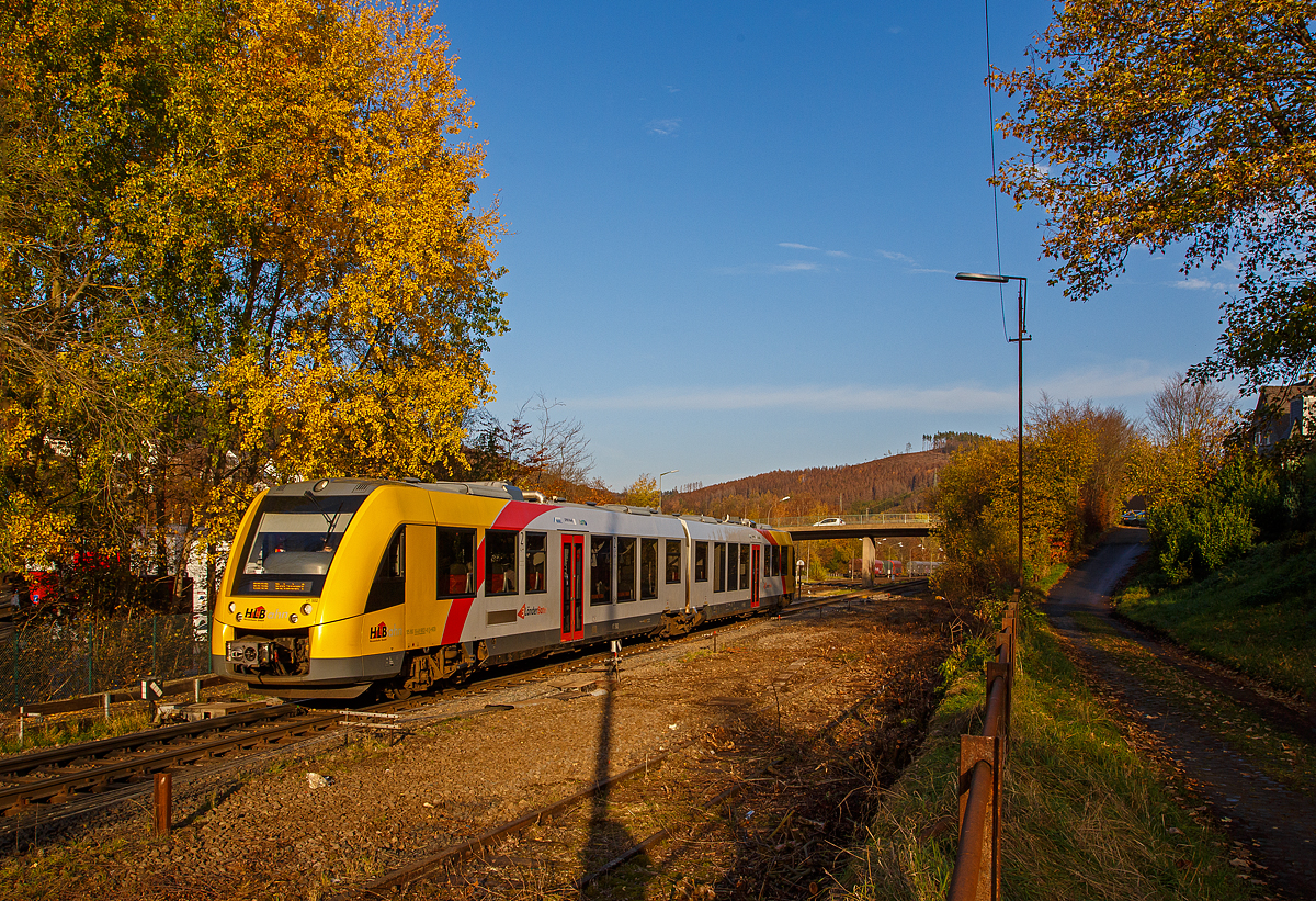 
Nach den abgeschlossenen Bauarbeiten fähr nun die RB 96  Hellertalbahn  wieder auch der Strecke.... 
Der VT 502 (95 80 1648 102-9 D-HEB / 95 80 1648 602-8 D-HEB) der HLB (Hessische Landesbahn GmbH), ein Alstom Coradia LINT 41 der neuen Generation, erreicht am 09.11.2020, als RB 96  Hellertalbahn , Herdorf.