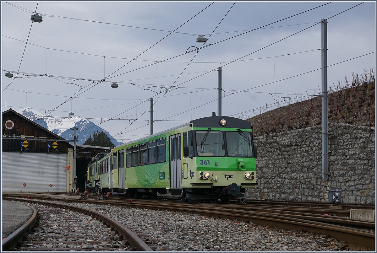 Nach dem Fahrtrichtungswechsel fährt nun der Bt 361 an der Spizte Richtung Leysin.
7. Jan. 2018