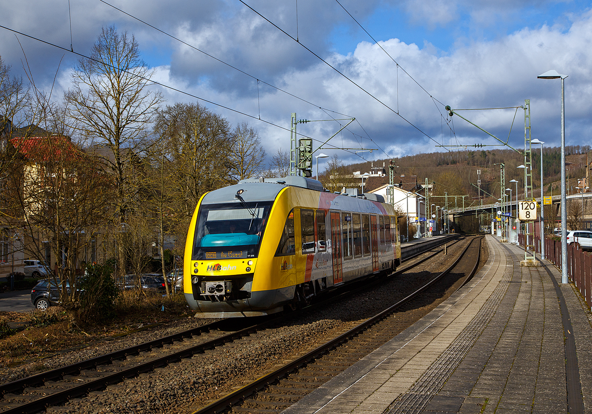 Nach dem Orkan „Ylenia“ am 16./ 17.Februar kam dann am 18. Februar 2022 der  Orkan „Zeynep“, der noch etwas heftiger, ab dem Nachmittag bis in die frühen Morgenstunden des 19.02. lobte. Der Bahnverkehr wurde in der Region schon nachmittags eingestellt. Am Morgen des 19.02. lief der Bahn-Regionalverkehr wieder langsam an. Es gab aber noch viele Ausfälle.

Hier fährt der VT 205 Abp (95 80 0640 105-2 D-HEB), in Alstom Coradia LINT 27 der HLB (Hessische Landesbahn) am 19.02.2022, als RB 90  Westerwald-Sieg-Bahn  (Siegen - Au/Sieg) vom Bf Kirchen (Sieg) weiter in Richtung Betzdorf (Sieg). Eigentlich würde dieser Umlauf (61739) weiter via Altenkirchen nach Westerburg gehen. Aber noch ist wohl die Strecke von Au nach Altenkirchen nicht frei.
