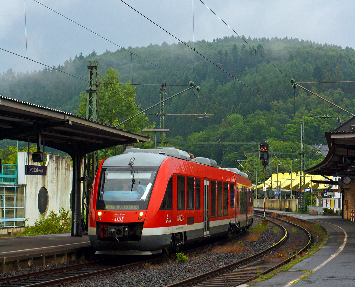 
Nach dem Regen hängt wieder ein Dunstschleier über dem Berg.....
Der Dieseltriebwagen 648 204 / 704 ein Alstom Coradia LINT 41 der DreiLänderBahn fährt am 11.06.2014 als RB 95 (Dillenburg-Siegen-Au/Sieg) in den Bahnhof Betzdorf/Sieg ein.