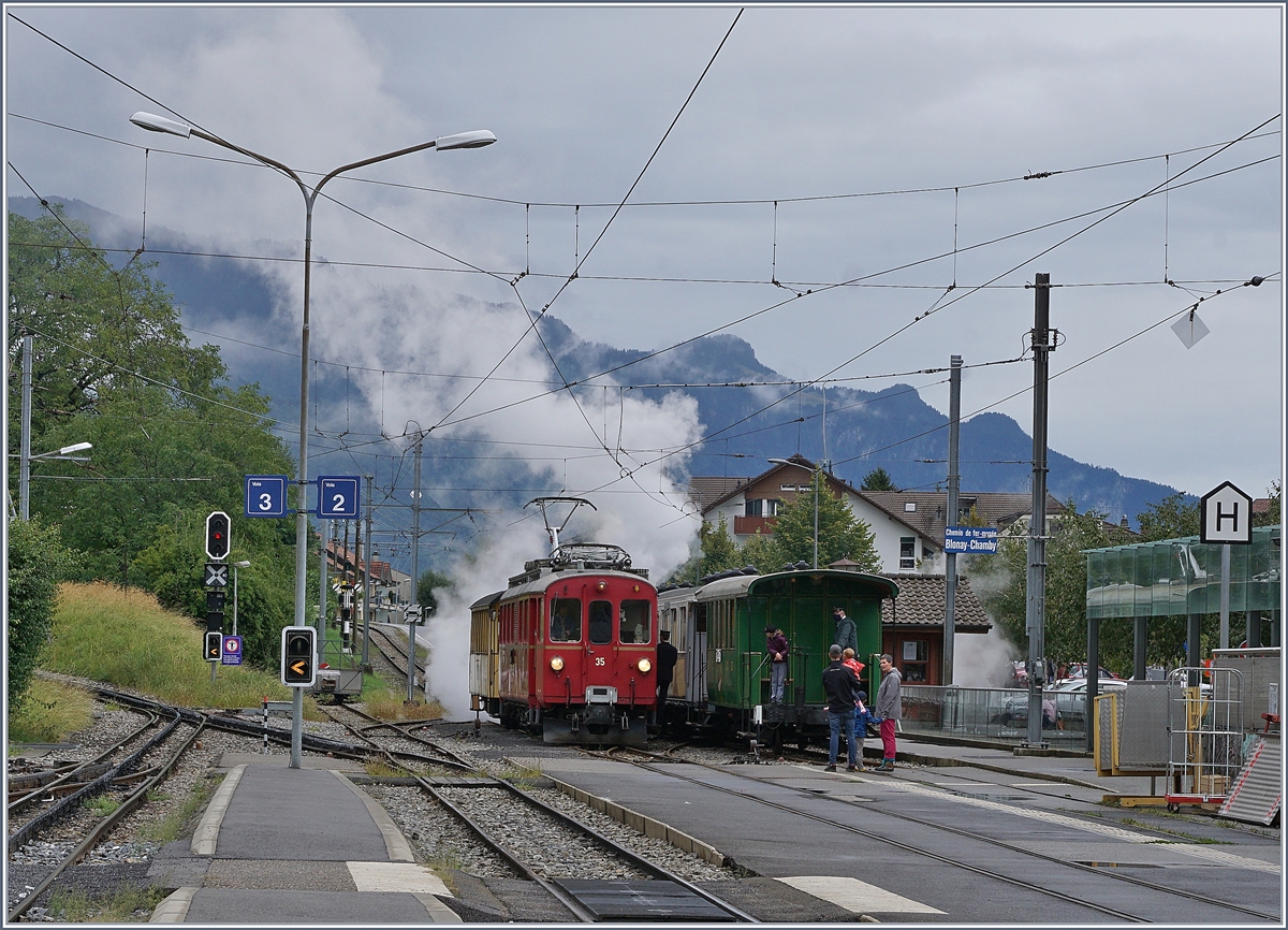 Nach dem Umsetzen der g 2x 2/2 105 ist der RhB ABe 4/4 I 35, der mit seinem Blonay-Chamby  Bernina-Wagen  als Riviera Belle Epoque von Chaulin nach Vevey unterwegs ist bei Halt in Blonay erneut in Dampf gehüllt, aber doch gut zu erkennen. 

30. Aug. 2020