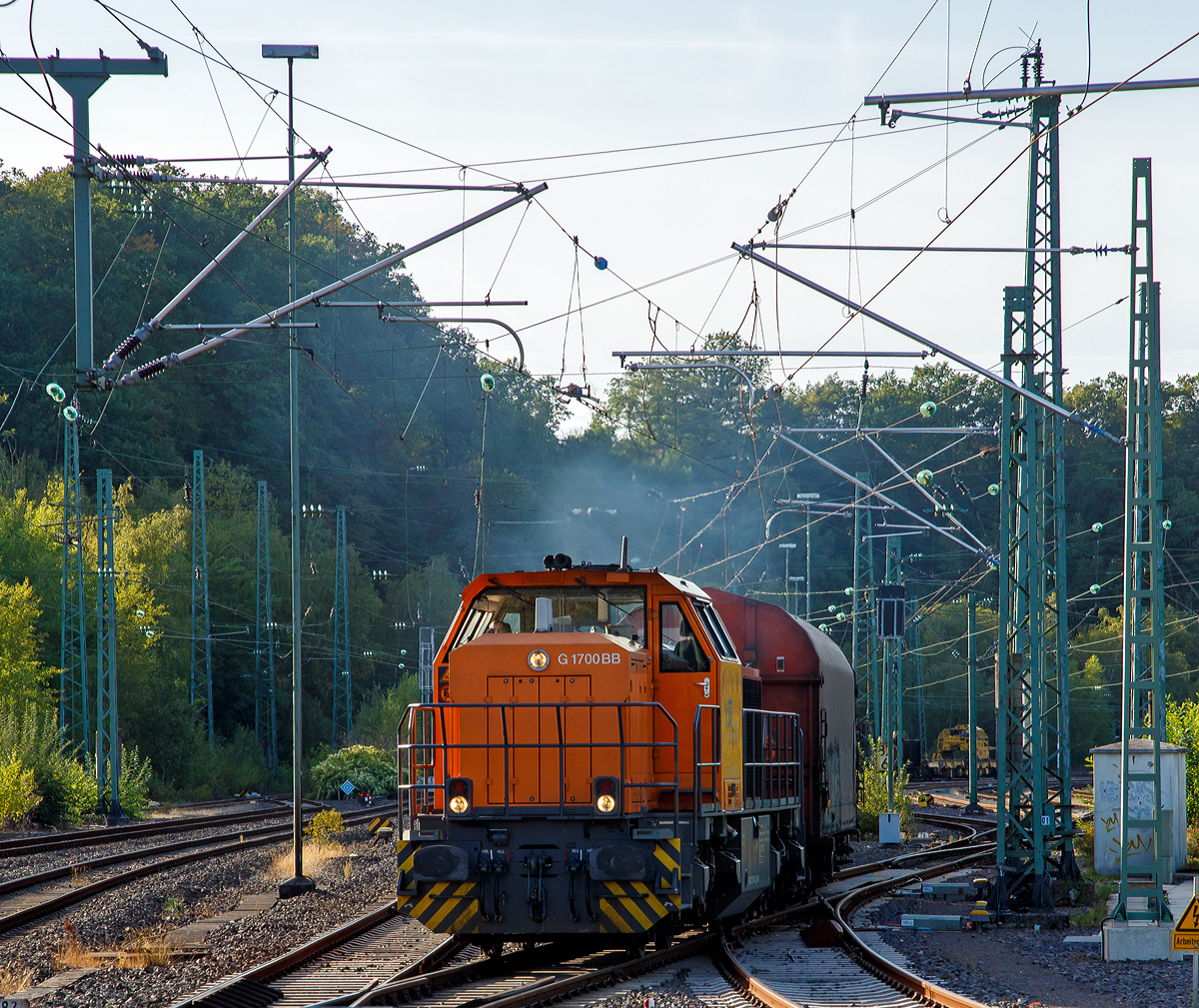 
Nach dem Umsetzen und Ranggieren geht die KSW 46 (92 80 1277 807-4 D-KSW), die Vossloh G 1700-2 BB der Kreisbahn Siegen-Wittgenstein mit dem 355 langen und 630 t schweren Übergabezug 54381auf die Reise nach Kreuztal. Unteranderem bestand der Übergabezug auch Langschienenwagen und am Zugschluss mit einem Schienenladewagen.

Nachmals einen lieben Gruß an den netten Lokführer, der mir auch die Daten über den Zug gab.
Das Bild entstand vom Bahnsteigende Gleis 106.
