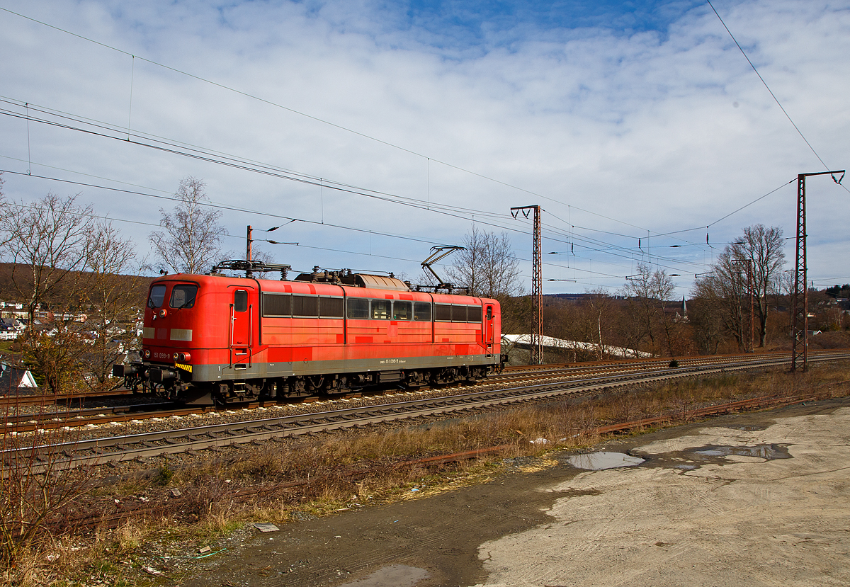 Nach getaner Arbeit vom Nachschieben wieder auf der Rücktour....
Die DB Cargo AG vermietete Railpool 151 099-9 (91 80 6151 099-9 D-Rpool), fährt am 20.03.2021 als Lz durch Rudersdorf (Kr. Siegen) über die Dillstrecke (KBS 445) in Richtung Kreuztal.

Die Lok wurde 1976 von Krupp unter der Fabriknummer 5349 gebaut und an die Deutsche Bundesbahn geliefert. Bis 31.12.2016 gehörte sie zur DB Cargo AG. Zum 01.01.2017 wurden je 100 sechsachsige elektrische Altbau-Lokomotiven der Baureihen 151 und 155 an ein Konsortium aus dem Lokvermieter Railpool verkauft. Die DB Cargo mietet daraufhin 100 Loks von Railpool wieder an. Die anderen Maschinen werden dem freien Markt angeboten.