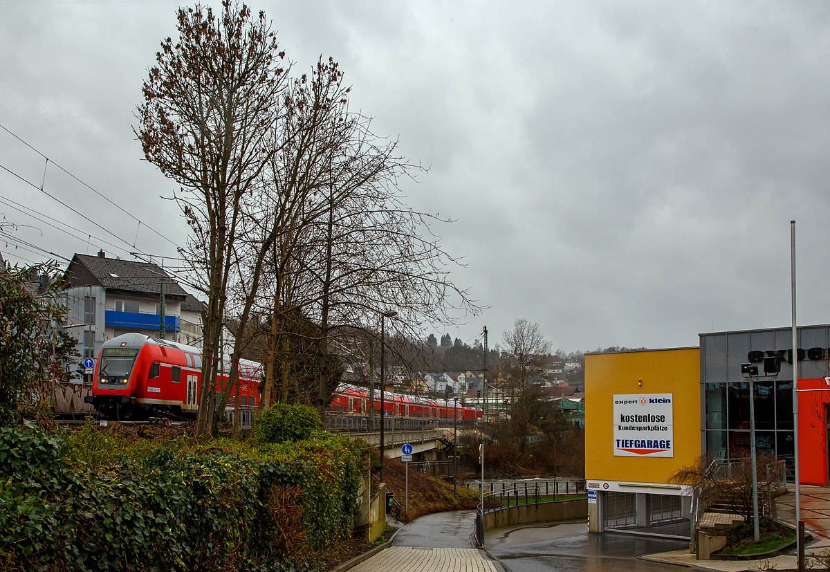 Nach den Orkanen Ylenia und Zeynep läuft der Personen-Bahnverkehr am 20.02.2022 an Siegstrecke halbwegs normal, aber kommt bald „Antonia“ und es regnet ohne Unterlass....

Hier hat, mit 10 Minuten Verspätung,  der RE 9 - Rhein Sieg Express (RSX) Aachen – Köln – Siegen gerade Steuerwagen voraus den Bahnhof Betzdorf (Sieg) erreicht, Schublok war 146 004.

Unten rechts kann man die Sieg erkennen, die mächtig viel Wasser führt, und wenn es weiter so regnet könnte da auch noch ein Hochwasser folgen.
