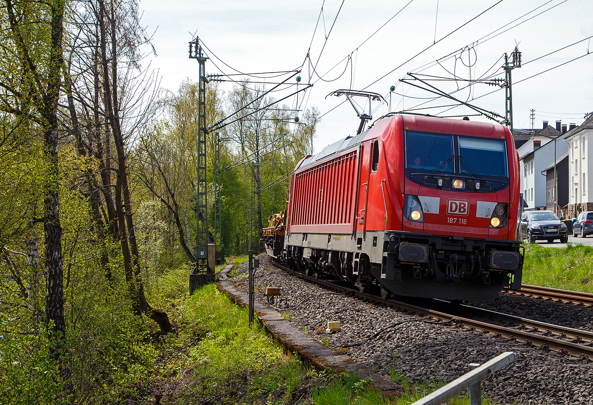 Nach Ostern endlich nochmal ein Güterzug...
Die 187 118 (91 80 6187 118-5 D-DB) der DB Cargo fährt am 21.04.2022 mit einem gemischten Güterzug durch Kirchen (Sieg) in Richtung Siegen. Einen lieben Gruß an die nette Lokführerin zurück.

Die TRAXX F140 AC3 wurde 2017 von Bombardier in Kassel unter der Fabriknummer KAS 35272 gebaut und an die DB Cargo AG geliefert.