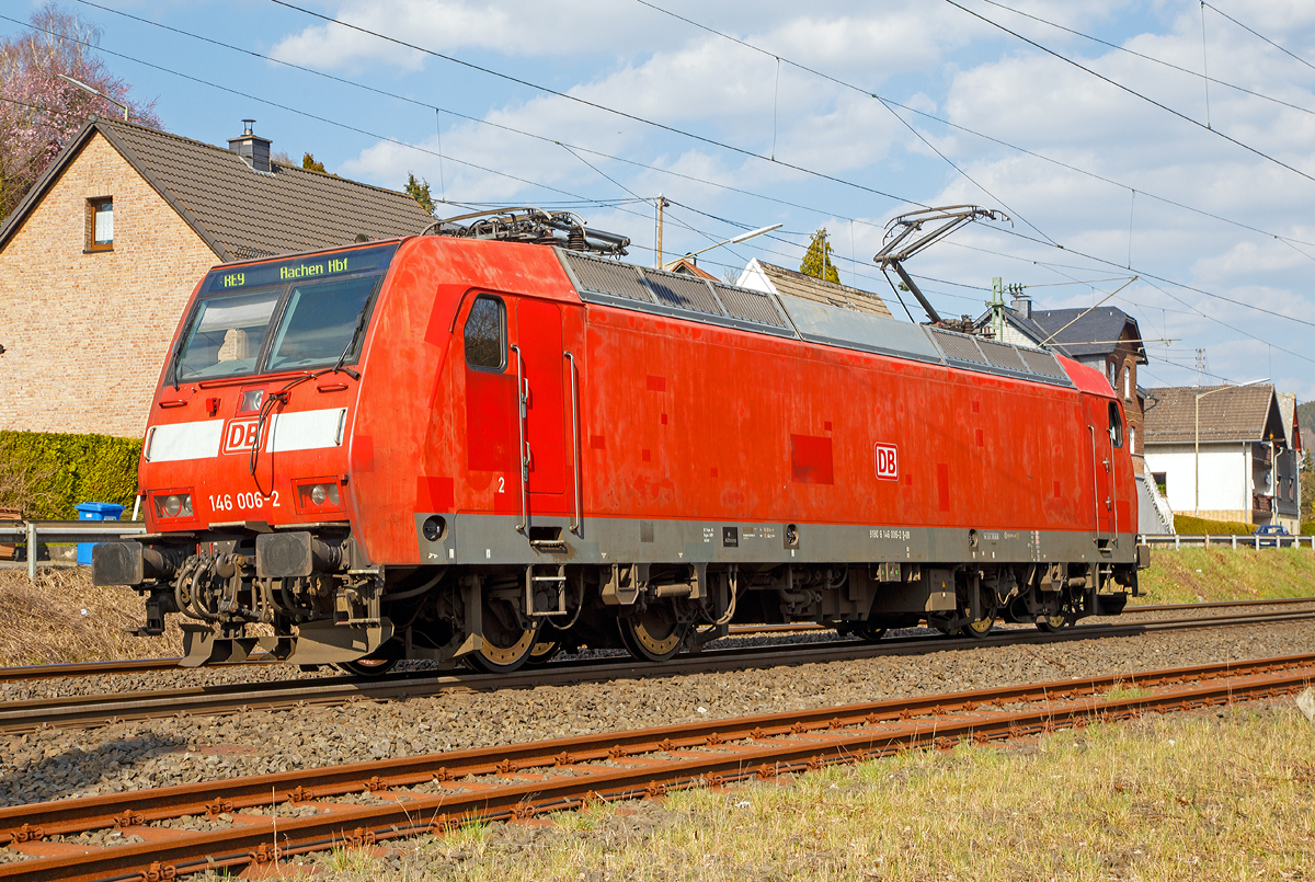 
Nach Problemen mit dem Zug, dem RE 9 (rsx - Rhein-Sieg-Express) Siegen - Köln – Aachen im Bahnhof Brachbach/Sieg, rangiert die 
146 006-2 (91 80 6146 006-2 D-DB) der DB Regio NRW im Bahnhof und setzt sich später vor den Steuerwagen.


Die TRAXX P160 AC1 wurde 2001 von ABB Daimler-Benz Transportation GmbH in Kassel unter der Fabriknummer 33813 gebaut.
