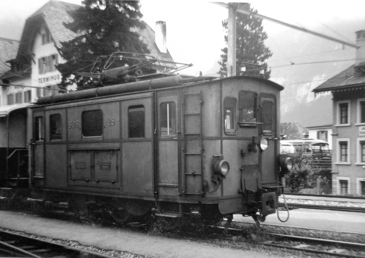 Nach den schönen Bildern von Stefan von der kleinen BOB-Lok 29 auf der Blonay-Chamby Museumsbahn seien noch einige Szenen aus der Aktiv-Zeit dieser Lok aufgeladen. Hier im Jahre 1961 in Grindelwald, noch mit Steckkupplung und silbergrauem Anstrich. Die Lok fiel durch das erhöhte Mittelfenster im Führerstand auf. Lok 29 war eine nachgelieferte Lok aus dem Jahre 1926.  
