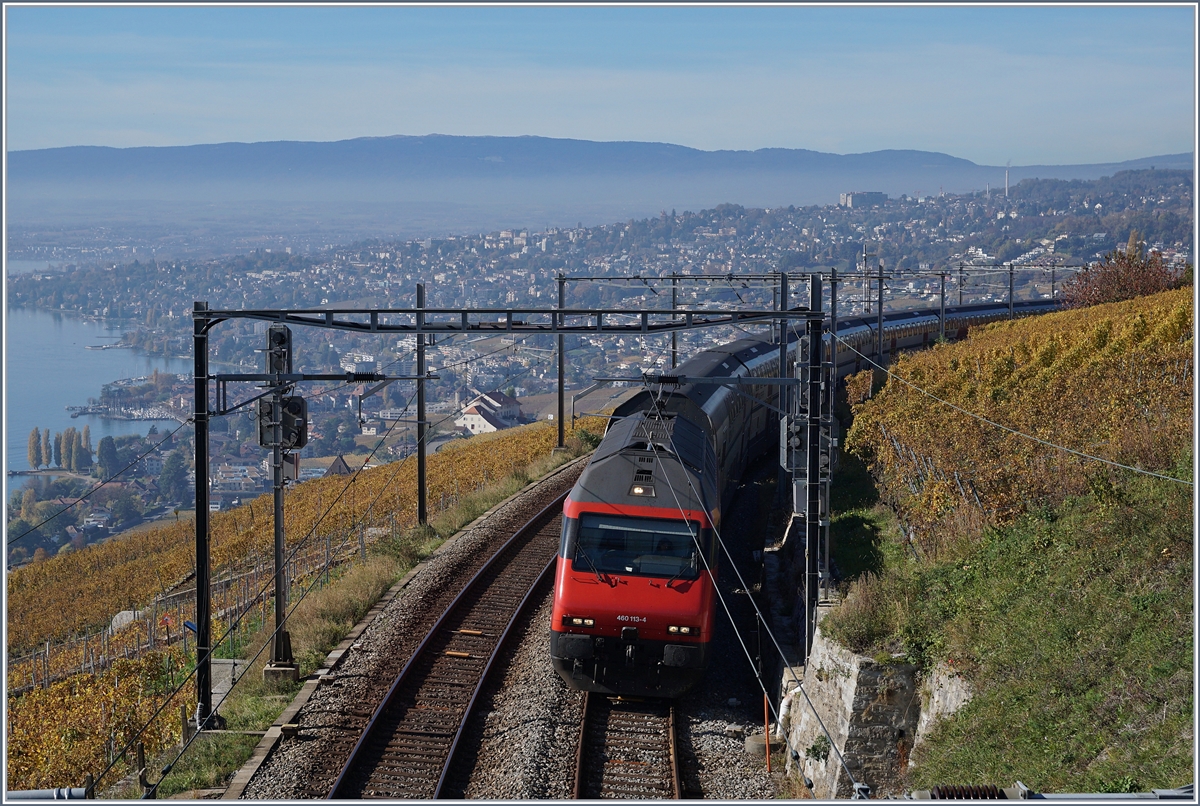 Nach sieben Wochen Vollsperrung sollten am Montag, den 27 Aug. auf der Strecke Lausanne Puidoux-Chexbres wieder Züge verkehren, es wird dann interessant sein, festzustellen, was die Bauarbeiten angerichtet haben. Das Bild zeigt die SBB Re 460 113-4 mit einem IC nach St.Gallen bei der Einfahrt in Grandvaux.
26. Okt. 2017