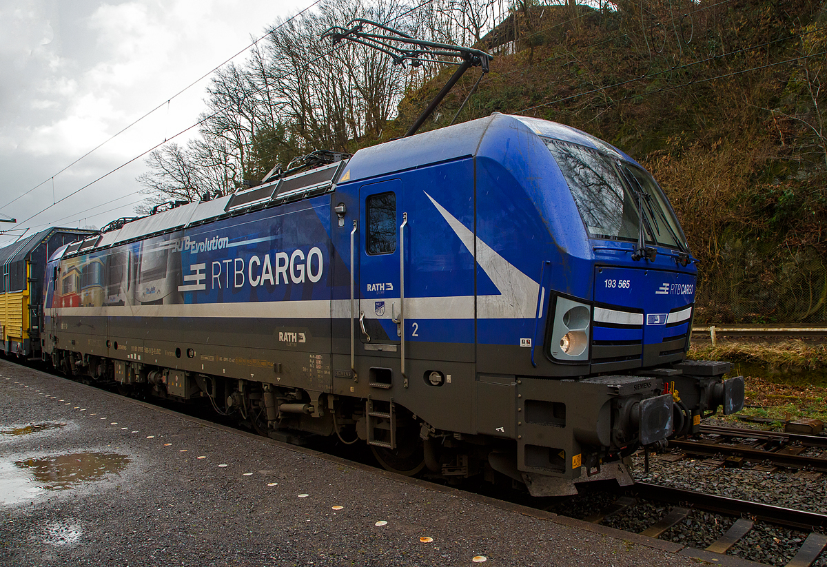 Nach über 7 Stunden Wartezeit fährt die an die RTB CARGO vermietete Siemens Vectron MS 193 565 (91 80 6193 565-9 D-ELOC) der ELL Germany GmbH (European Locomotive Leasing), mit einem sehr langen Doppelstock- Autotransportzug der ARS Altmann AG (mit Wagen der Gattung Hccrrs), am 17.02.2022 von Scheuerfeld (Sieg) nun weiter in Richtung Köln.Der übrige Zugverkehr zwischen Siegen und Au (Sieg) wurde aber noch nicht freigegeben, da die zweite Oberleitung noch instandgesetzt werden musste.

In der Nacht vom 16. auf 17.Februar tobte der Orkan „Ylenia“ im Land, der Bahnverkehr war beeinträchtigt, so war auf der Siegstrecke KBS 460 bei Niederhövels ein Baum auf die Gleise gestürzt.
