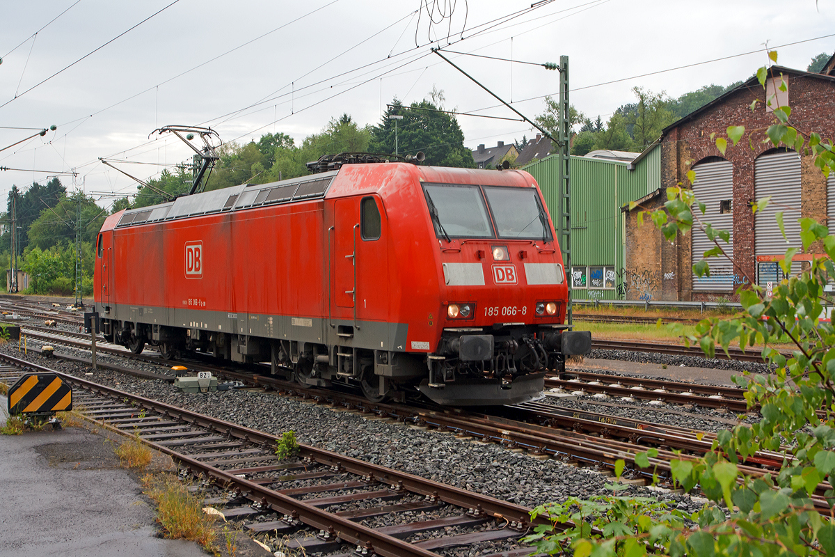 
Nachdem die 185 066-8 der DB Schenker Rail Deutschland AG einen Coilgüterzug am 11.06.1024 nach Betzdorf/Sieg gebracht hat, fährt sie nun wieder als Lukzug (solo) in Richtung Köln retour. 

Die TRAXX F140 AC1 wurde 2002 bei Bombardier in Kassel unter der Fabriknummer 33472 gebaut. Sie hat die NVR-Nummer 91 80 6185 066-8 D-DB und die EBA-Nummer EBA 99A22A 066     