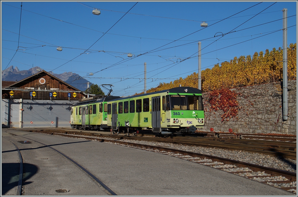 Nachdem der A-L Regionalzug erst in Aigle Dépôt angehelten hat um die (wengien) Reisenden ein- und aussteigen zu lassen, hat er gut 100 Meter vorgezogen und ist für den Richtungswechsel für die Weiterfahrt an sein Ziel Aigle (Bahnhof) bis vor die Tore des Dépôts gefahren.
1. Nov. 2015