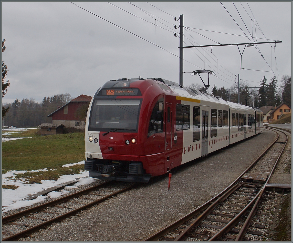 Nachdem alle Sch�ler eingestiegen waren konnte ich ein Bild ohne Beiwerk machen: Der TPF SURF (S�rie Unifi�e Romande pour R�seau Ferr� m�trique) ABe 2/4 + B + Be 2/4 101 verl�sst als S 52 14903 Semsales mit dem Ziel Ch�tel St-Denis.
29. Jan. 2016