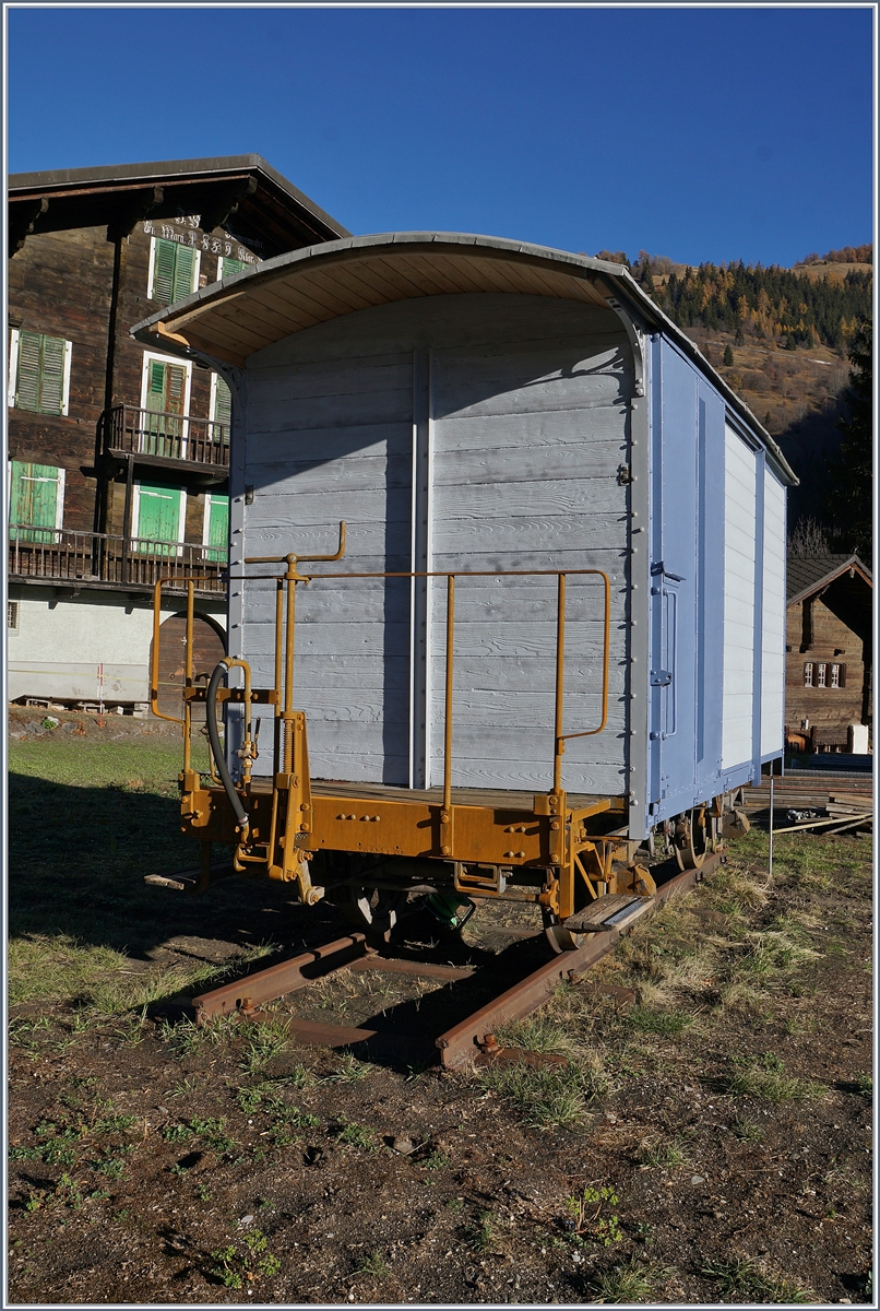 Nachdem am 27. Mai 1967 die Strecke der LLB (Leuk - Leukerbad Bahn) stillgelegt und recht rasch abgebaut und das Rollmetrial verschrottet oder (zum kleinen Teil) an die Blonay-Chamby Bahn ging, entdeckte ich heute auf dem Dach (!) der Gemeindeverwaltung von Imden diesen Güterwagen, der bei näherem hinschauen sogar auf einem kurzen Gleisstück steht. Weiss jemand näheres über diesen Güterwagen?
14. Nov. 2018