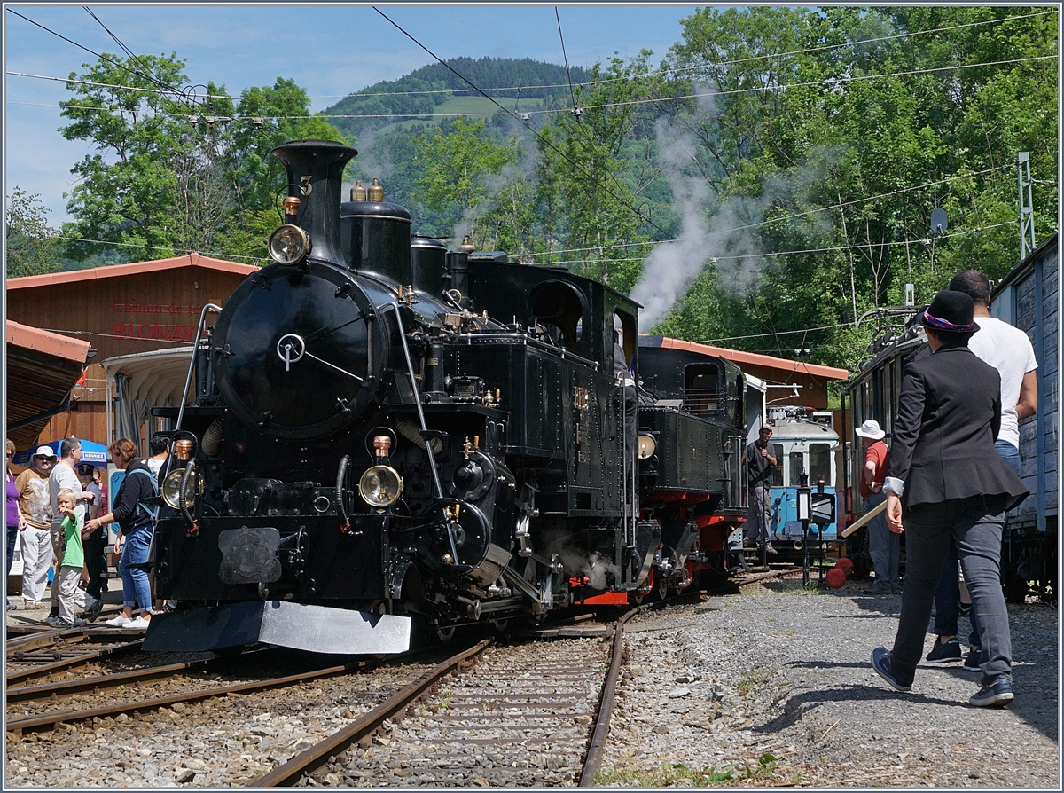Nachdem der Dampfzug von Blonay in Chaulin eingetroffen ist, löst sich die Vierfachtraktion auf.
Auch die mächtie Hg 3/4 N° 3 muss versorgt werden. Zu einem Bild mit der letzen Lok kam es leider nicht mehr, da der Besucherandrang zu stark war.
 3. Juni 2017