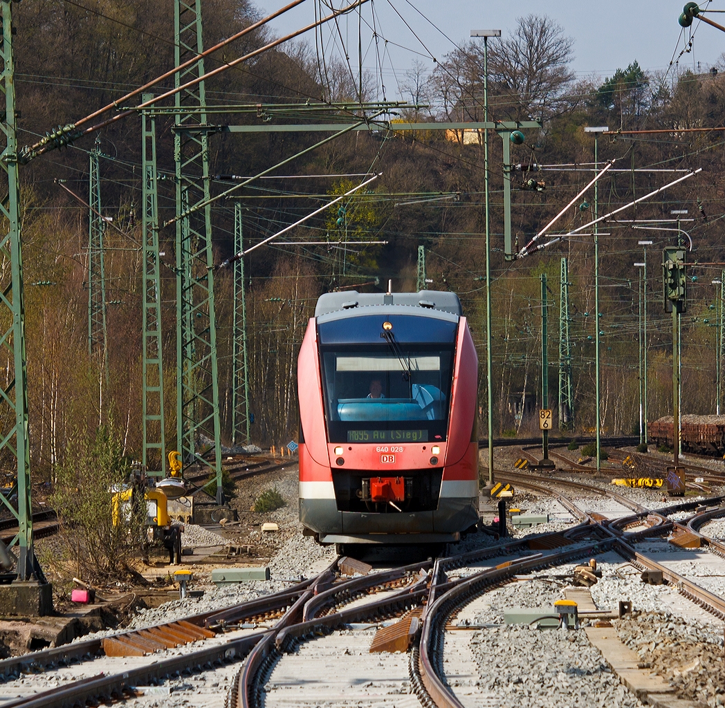 
Nachdem die Doppelkreuzweichen (im Vordergrund Nr. 83) in Betzdorf erneuert wurden, fahren die Züge wieder und der SEV ist vorbei.  

Hier ist der Dieseltriebwagen 640 028 ein Alstom Coradia LINT 27 der DreiLänderBahn als RB 95  Sieg-Dill-Bahn  Au/Sieg - Siegen  -Dillenburg (Umlauf RB 29629), am 30.03.2014 kurz vor der Einfahrt in den Bahnhof Betzdorf/Sieg. 

Nochmals einen freundlichen Gruß an den freundlichen Tf retour.