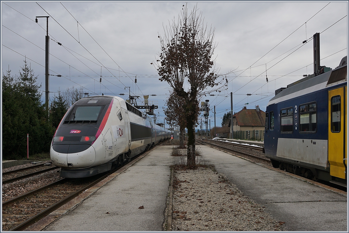 Nachdem einige Reisende in Frasne den TGV Lyria 9261 verlasen haben um mit den NPZ Anschlusszug Richtung Neuch�tel zu fahren oder abgeholt worden sind, f�hrt SNCF InOui Rame 4411 Richtung Lausanne weiter. 

23. Nov. 2019