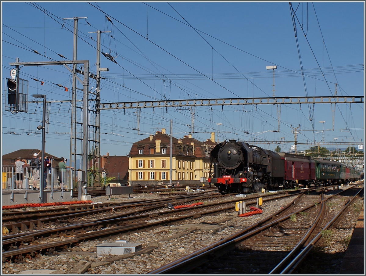 Nachdem ich am letzten Wochenende beim  Festival Suisse de la Vapeur 2022 / Schweizer Dampffestival 2022  reichlich mit Dampf verwöhnt worden war, gab es dieses Wochenende erneut dampfendes zu bewundern, selbst, wenn mir dazu nur ein kleines Zeitfenster einer  Café-Pause  zur Verfügung stand: Die SNCF 141 R 568 erreicht mit einem langen Extrazug den Bahnhof von Lausanne.

11. Juni 2022