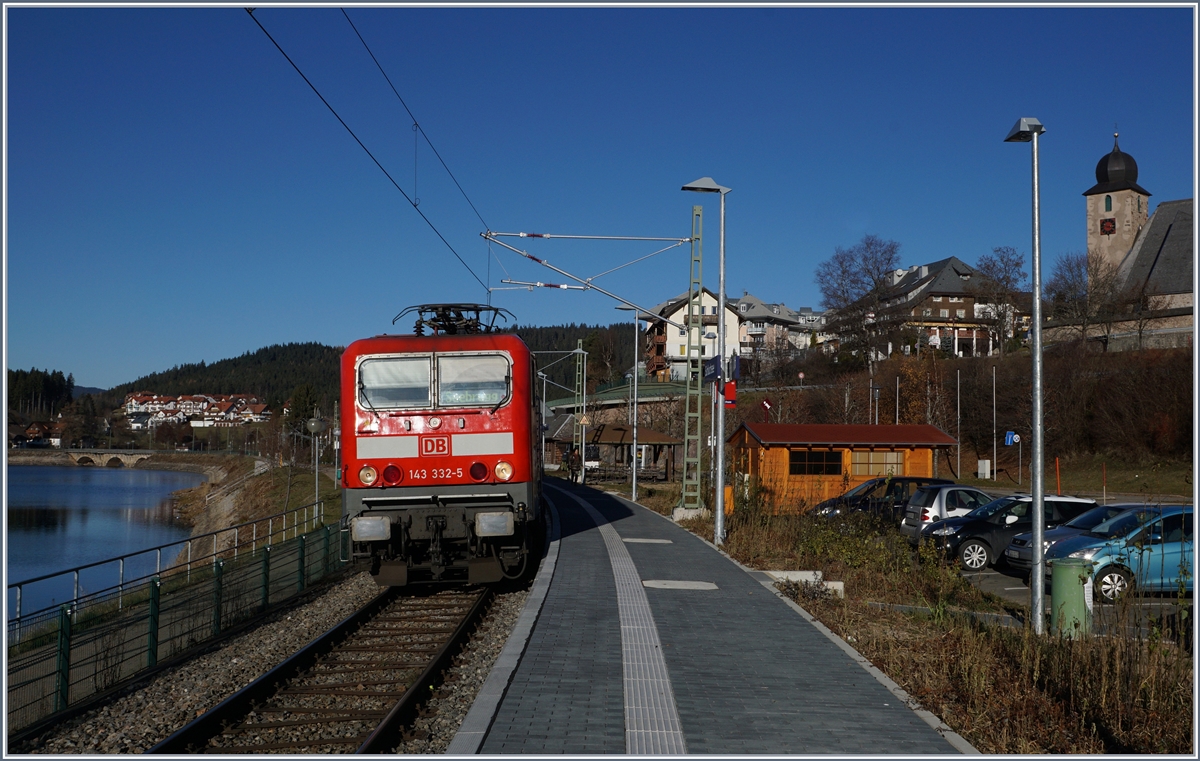 Nachdem die Regionalbahn von Freiburg nach Seebrugg in Schluchsee mit der 143 332-5 gehalten hat, reicht es gerade noch f�r ein Bild der Lok in dieser sch�nen Umgebung.
29. Nov. 2016