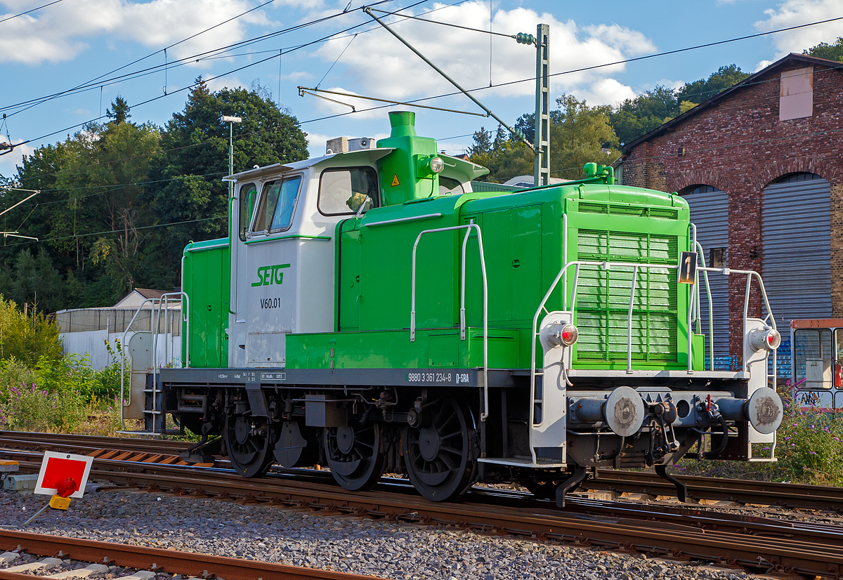 
Nachdem die SETG V60.01 (98 80 3361 234-8 D-SRA), ex DB V 60 1234, am 27.08.2020 mit einem Holzzug im Rbf Betzdorf (Sieg) abgestellt hat, fährt sie nun als Lz in Richtung Siegen.

Die V60 der schweren Bauart wurde 1963 von MaK unter der Fabriknummer 600470 gebaut und als V 60 1234 an die DB geliefert, 1968 erfolgte die Umzeichnung in 261 234-9, eine weitere Umzeichnung (nach Einstufung als Kleinlok) in 361 234-8 erfolgte 1987.

Nach der Ausmusterung 2001 bei der DB ging sie ans DB Museum, welches bis 2007 Eigentümerin war. 2007 ging sie an die ELV - Eisenbahn Logistik Vienenburg als V 60 234 (98 80 3361 234-8 D-ELV), bis sie 2017 an die SETG - Salzburger Eisenbahn Transport Logistik GmbH ging. Registriert ist sie unter D-SRA, das Halterkürzel steht für S-Rail GmbH, welche eine Tochtergesellschaft der SETG ist.