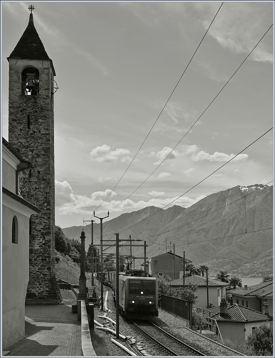 Nachdem vier Güterzüge in Nord Süd-Richtung über die  Luino-Strecke  gefahren sind, kam endlich ein Güterzug aus dem Süden, wobei das direkte Gegenlicht nur eine S/W Bearbeitung zulies. Die Zuglok ist die die SBB Re 474 018.
20 Mai 2017