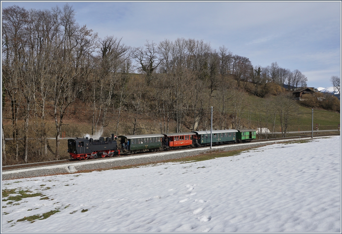 Nachdem der Zug umfahren war, zog ihn die Blonay-Chamby G 2x 2/2 105 weiter, über die am selben Abend vorübergehende bis im November stillgelegte Strecke nach Palézieux.
In Zukunft wird in etwa am rechten Bildrand beginnend mit einer Linkskurve die Strecke in einen neuen Durchgangsbahnhof geführt und auf die alte Stecke sowie den alten Bahnhof kann dann verzichtet werden. 

3. März 2019