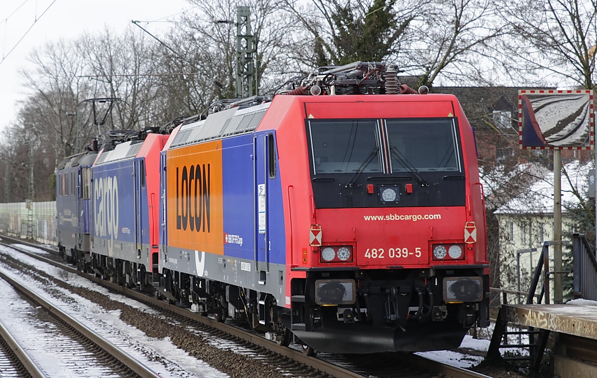 Nachschuss auf das aus Basel kommende Loktrio 421 371-6/484 013/482 039-5, das am 14.02.2021 durch Neuss S�d in Richtung Krefeld f�hrt