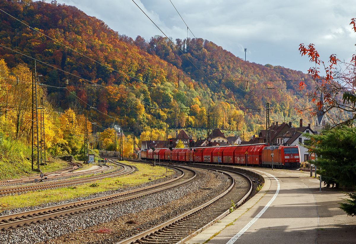 Nachschuss auf den Kalkzug....
Die 185 363-9 der DB Cargo AG fährt am 26.10.2021 mit einem Kalkzug (gedeckte Schüttgutwagen mit schlagartiger Schwerkraftentladung, der Gattung Falns 970) durch den Bahnhof Geislingen (Steige) und gleich geht es die Geislinger Steige hinauf.  Der Zug wird von der derzeitige Geislinger Schublok 185 175-7 der DB Cargo nachgeschoben. Zwischen Geislingen und Amstetten steigt die Strecke der Filstalbahn bis zu 22,5 ‰ an. Nach dem Erreichen der Höhe bei Amstetten (Württ), fährt die Schublok wieder nach Geislingen zurück.
