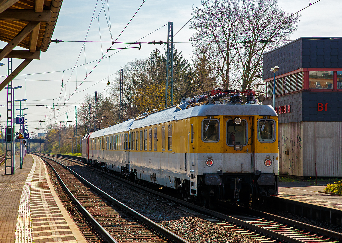 Nachschuss auf den Messzug...
Die 120 501-2 „Bahntechnik mit Kompetenz“ (91 80 6120 501-2 D-DB) der DB Systemtechnik GmbH, ex 120 153-2, f�hrt mit einem dreiteiligen Messzug, am 11.04.2016 durch den Bahnhof Bonn-Beuel in Richtung S�den. Ob es hier eine Mess- oder �berf�hrungsfahrt war, kann ich nicht sagen.

Neben der Lok bestand der Messzug aus, folgenden Wagen:

Hinter der Lok der Messbeiwagen D-DB 63 80 99-91 007-4 der Gattung/Bauart Dms 322. 
Dieser Wagen wurde 1974 von MAN in N�rnberg unter der Fabriknummer 155850 gebaut  und als D-DB 51 80 95-80 097-6  Dms 905 ab1982 Gattung Dms 905.0 geliefert. Weitere Nummern waren:
Ab 1991 als D-DB 51 80 95-92 023-8 Dms 905.1.
Ab 1999 als D-DB 63 80 99-40 007-6 Dienstms 922.
Ab 2003 als heutiger D-DB 63 80 99-91 007-4 Dms 322.
	

In der Mitte der Schallmesswagen D-DB 63 80 99-94 015-3 der Gattung/Bauart Dienst umh 306
Weitere Daten siehe: http://hellertal.startbilder.de/bild/Deutschland~Bahndienstfahrzeuge~Wagen/721629/der-schallmesswagen-der-gattungbauart-dienst-umh.html



Und hier am Zugschluss der Einheitsmesswagen D-DB 63 80 99-95 011-2 der Gattung/Bauart  D(Mess)m 313.0, ex 61 80 99-92 011-7 D (Mess) m�m 313.Der Einheitsmesswagen wurde 1976 von MBB unter der Fabriknummer 09033 gebaut und an die DB geliefert.

Die folgenden Ausf�hrungen der Einheitsmesswagen entstammen einem Prospekt der Firma MBB:
In enger Zusammenarbeit mit der Deutschen Bundesbahn entwickelte und fertigt MBB Einheitsmesswagen f�r Schnellfahrversuche bis 300 km/h. Bei gleicher Grundkonzeption und entsprechender Ausr�stung werden die Fahrzeuge f�r Fahrleitungs- und Leistungsmessungen eingesetzt. 
Folgende Untersuchungen sind durchf�hrbar: 
- Laufverhalten der Schienenfahrzeuge bei 200 km/h und mehr,
- aerodynamisches Verhalten bei Zugbegegnungen und Vorbeifahrt an Bauwerken,
- Ger�uschentwicklung,
- Bremswirkung,
- Zugkraftmessung,
- �berpr�fung des Oberbaus,
- Leistungsmessung, sowie 
- das Verhalten der Fahrleitung und Stromabnehmer bei 200 km/h und mehr.

Die Messwagen entsprechen den Bestimmungen f�r den internationalen Verkehr, den Vorschriften und technischen Lieferbedingungen der Deutschen Bundesbahn, den UIC- und RIC-Vorschriften und sind somit in vielen europ�ischen L�nder zugelassen.

Der Wagenkasten besteht aus einer robusten Schwei�konstruktion in Profilbauweise aus Stahl in der G�te St 37 bzw. St 52. Die Ausf�hrung und Ausstattung entspricht dem bei deutschen Reisezugwagen mit hohem Komfort. Schalld�mmung und W�rmeisolierung, ersch�tterungsfreier Einbau von Verkleidungen, W�nden, Decken und Schr�nken,  wartungsleichte und verschlei�arme Bauteile sowie zweckm��ige Gestaltung der Arbeits- und Wohnr�ume standen bei der Konzipierung des wagenbaulichen Teils im Vordergrund.

Die Messwagen sind in folgende R�ume aufgeteilt: 
- F�hrerstand 1 (Hauptf�hrerstand), 
- Dieselraum, 
- Material- und Werkzeuglager, Werkstatt, 
- Messraum, 
- Auswerteraum,
- Wohn- und Schlafkabine mit Waschgelegenheit, 
- K�che mit elektr, Kocher, Sp�lbecken u. K�hlschrank, 
- WC mit Waschgelegenheit, 
- Garderobe, 
- F�hrerstand 2. 

Die beiden F�hrerst�nde an den Kopfenden sind mit Kontrollger�ten und einer Gegensprechanlage zur Verbindung mit dem Lokf�hrer ausger�stet. 

Im Werkstattraum sind die Schaltschr�nke f�r Hoch- und Niederspannung sowie f�r die Klimaanlage untergebracht. Eine Werkbank vervollst�ndigt die Ausstattung. Im Messraum sind Stahlschr�nke f�r die Messausr�stung, die mit der installierten Standard-E-Ausstattung verdrahtet werden kann, eingebaut. 
Alle Wagen dieser Bauart sind mit einer Grund-Messausr�stung ausgestattet, die aus einer digitalen Geschwindigkeits-, Weg- und Zeitmesseinrichtung, einer Analogregistrierung, Zug-Druckkraft-Messger�ten und einer Mess- und Meldeanlage f�r die Achslagertemperatur besteht. Eine Besprechungsanlage mit Vielfachgegensprechtechnik erm�glicht die Kommunikation innerhalb des Messwagens.

Der Auswerteraum ist mit einer Eckbank, einem Tisch und Sesseln eingerichtet.

TECHNISCHE DATEN des Einheitsmesswagen D(Mess)m 313.0:
Spurweite: 1.435 mm (Normalspur)
L�nge �ber Puffer: 26.400 mm
Drehzapfenabstand: 19.000 mm
Achsstand im Drehgestell:  2.500 mm
Laufraddurchmesser: 950 mm (neu)
Drehgestelle: 	Bauart Minden- Deutz, schwer
Dienstgewicht: 61,5  t
Zul. H�chstgeschwindigkeit: 200 km/h
