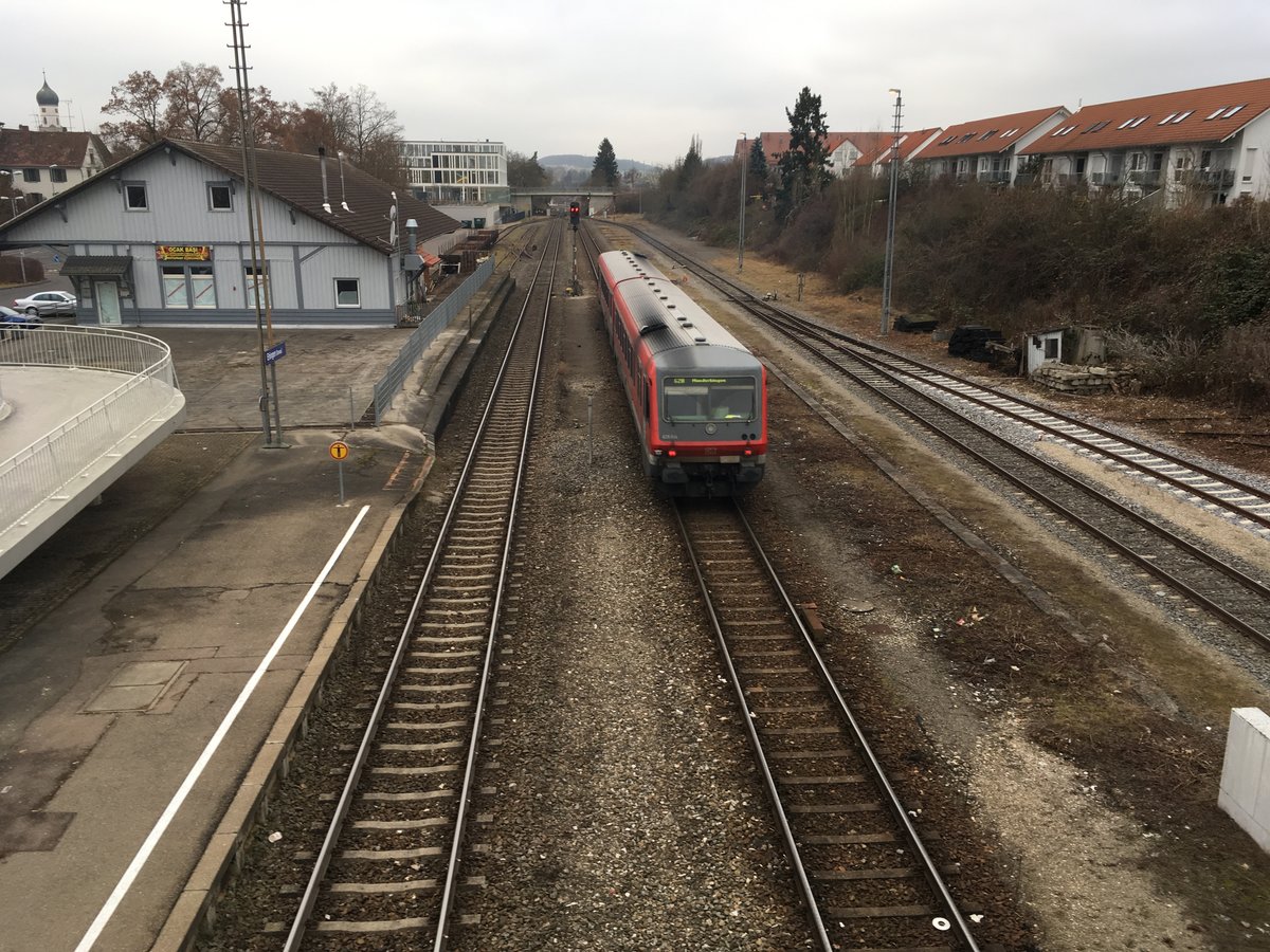 Nachschuss auf die Rb 22364 nach Munderkinegn im Bahnhof Ehingen (Donau) wo von 628 004 gefahren wurde.

Auch die Br 628 soll auf der Rb Linie zwischen Langenau und Ehingen ersetzt werden, im Laufe des Jahres 2017 sollen die 628er durch modernisierte Triebwagen der Br 644 ersetzt werden.

Die 628 sind auf dem Umlauf Langenau - Ehingen zwar noch deutlich in überzahl aber auch hier hat man schon den einen oder anderen 644 gesehen.