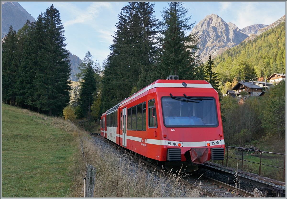 Nachschuss auf den SNCF Z 850 055, der als TER 18914 von Vallorcine nach St-Gervais-Les Bains-le-Fayet unterwegs und vor wenigen Minuten Vallorcine verlassen hat. 
Zu meinem Leidwesen vermochte die Sonne zu dieser Jahreszeit nicht mehr bis ins Tal zu scheinen, die Berge sind hier zu hoch.  

20. Oktober 2021