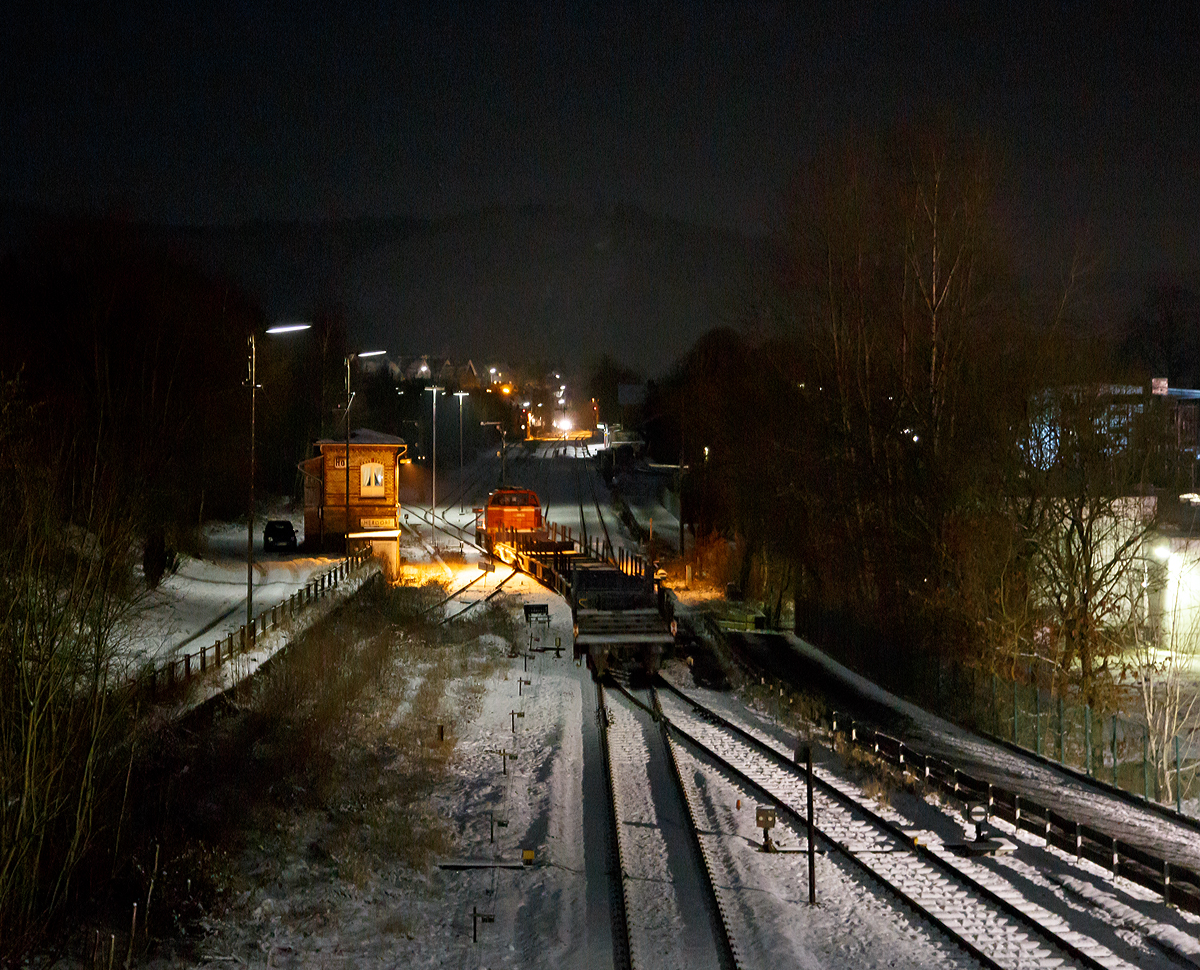 
Nachschuss und Blick auf den Bahnhof Herdorf...
Die WLE 53  Kreis Soest   (92 80 1275 106-3 D-WLE) der Westfälische Landes-Eisenbahn GmbH in Lippstadt  (eine MaK G 1206) fährt mit einem leeren Güterzug (Schwerlastwagen) am 19.01.2016 durch Herdorf in Richtung Betzdorf/Sieg.
