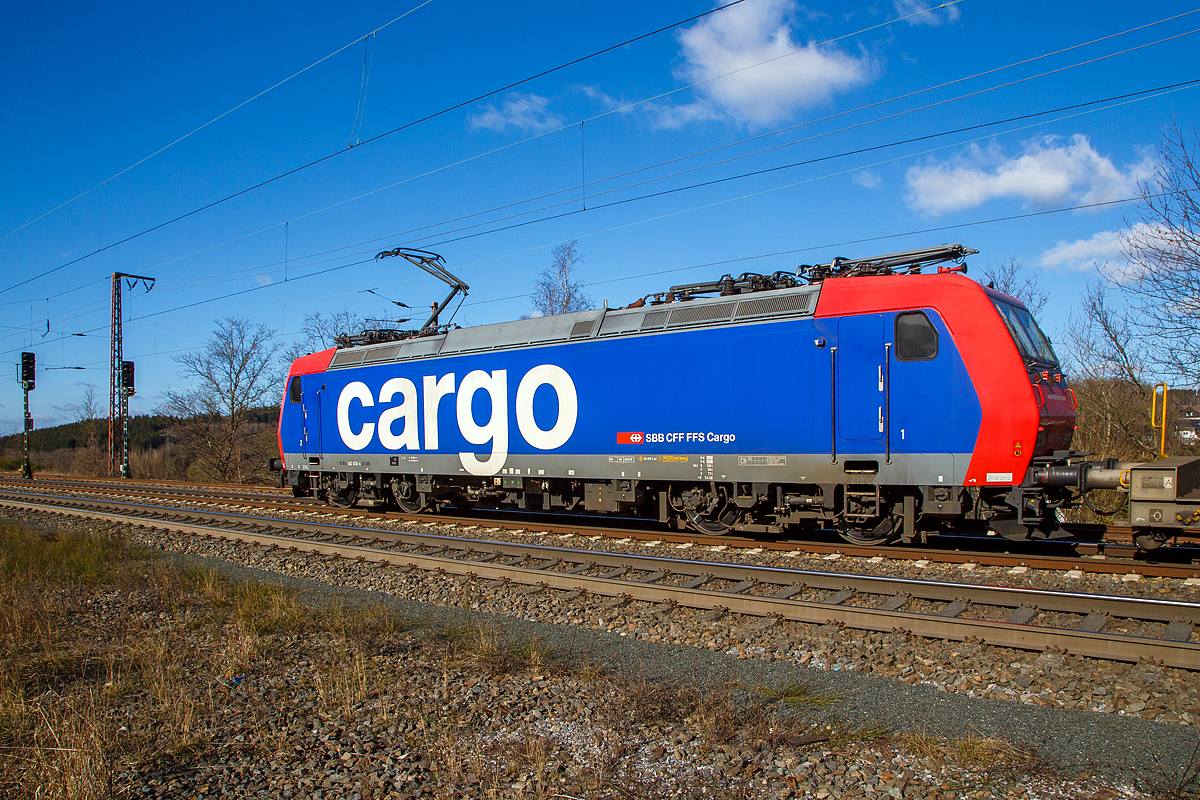 Nachschuss....
Die Re 482 030-4 (91 85 4 482 030-4 CH-SBBC) der SBB Cargo AG fährt am 27.02.2021 mit einem HUPAC-KLV/Container-Zug durch Rudersdorf (Kr. Siegen) in Richtung Norden.

Die TRAXX F140 AC1 wurde 2003 von Bombardier in Kassel unter der Fabriknummer 33605 gebaut und an die SBB Cargo AG geliefert. Sie hat die Zulassungen und Zugbeeinflussungssysteme für die Schweiz und Deutschland. Zurzeit ist sie an die SBB Cargo International AG vermietet.
