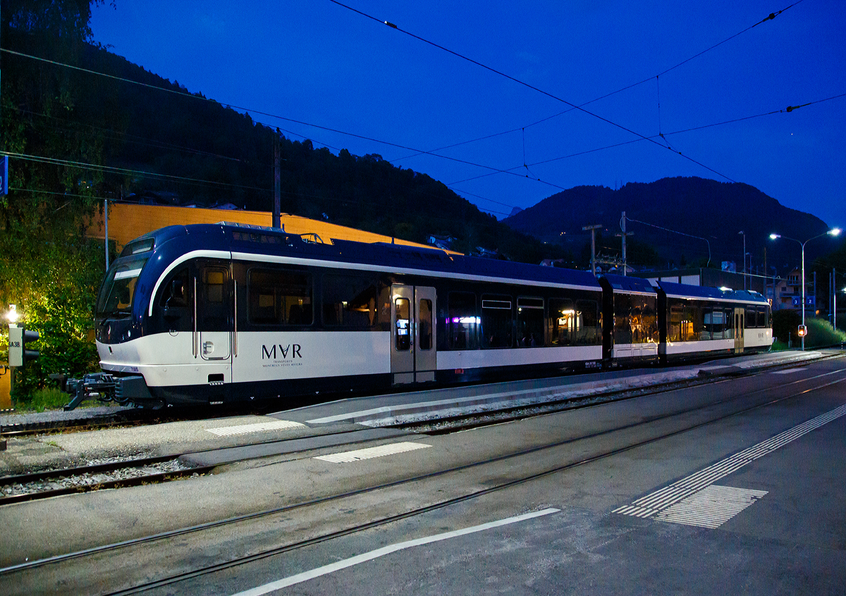 Nachtruhe für den  MVR SURF 7505 bzw. ABeh 2/6 7505, ein Triebwagen für gemischten Adhäsions- und Zahnradbetrieb vom Typ Stadler SURF ABeh 2/6, am 18.05.2018 in Blonay.

Unter der Leitung der GoldenPass-Gruppe hat die Transports Montreux–Vevey–Riviera  (MVR) im März  2013 bei Stadler 8 dieser neuen Triebfahrzeuge des Typs ABeh  2/6 für den gemischten Adhäsions-  und  Zahnradbetrieb bestellt. Sie basieren teilweise auf der Technik der Stadler  Gelenktriebwagen GTW 2/6. 

Die wartungsfreundliche Meterspurbahn ist für eine maximale Betriebsgeschwindigkeit von 60 km/h vorgesehen. Die hellen und bequemen Fahrgasträume sind mit moderner Sicherheitstechnik  ausgestattet und machen die Reise zu einem angenehmen Erlebnis. Der Zug bietet 106 Sitzplätze, davon 12 in der 1.Klasse. Die variablen Multifunktionsabteile in den Einstiegsbereichen können an die  saisonalen Bedürfnisse angepasst werden.  Der ergonomische und  bequeme Führerraum mit separatem  Zugang trägt den Anforderungen des Personals Rechnung.  MVR vereinheitlicht mit dieser Bestellung die  Fahrzeugflotte und optimiert somit auch die Instandhaltung.

Technische Merkmale:
Wagenkasten aus Aluminium-Strangpressprofilen für einehöhere Lebensdauer und leichtere Instandhaltung bei gleichzeitig geringerem Fahrzeuggewicht.
Luftgefederte Drehgestelle sorgen für noch mehr Komfort und eine verbesserte Laufruhe.
Leistungsstarke elektrische Rekuperationsbremse.
Modernste Elektronik für die Fahrzeugsteuerung.
Mehrfachtraktion von bis zu drei Zügen möglich.

TECHNISCHE DATEN:
Fahrzeugbezeichnung: ABeh 2/6
Anzahl Fahrzeuge: 8
Inbetriebsetzung: 2016
Spurweite: 1.000 mm
Achsanordnung: 2’Bo’2’
Länge über Puffer: 39.234 mm
Fahrzeugbreite:  2.650 mm
Fahrzeughöhe: 3.852 mm
Achsstand Motordrehgestell: 2.480 mm
Achsstand Laufdrehgestell: 1.900 mm
Treibraddurchmesser (neu): 798 mm
Laufraddurchmesser (neu): 700 mm
Speisespannung:  960 VDC
Leistung: 900 kW
Max. Zugkraft Adhäsion: 70 kN
Max. Zugkraft Zahnrad: 135 kN
Anfahrtsbeschleunigung max.1,3 m/s²
Höchstgeschwindigkeit Zahnrad, bei einem Gefälle von 200 ‰: 20 km/h talwärts / 30 km/h bergwärts
Höchstgeschwindigkeit Adhäsion (zulässige Höchstgeschwindigkeit): 60 km/h
Sitzplätze:  1. Klasse 12 / 2. Klasse  63 und 31 Klappsitze  
Stehplätze (4 Pers./m²): 65
Fußbodenhöhe: Niederflur 400 mm / Hochflur  980 mm
Einstiegbreite: 1.300 mm
Kasten-Längsdruckkraft: 800 kN

Quelle: Stadler Rail