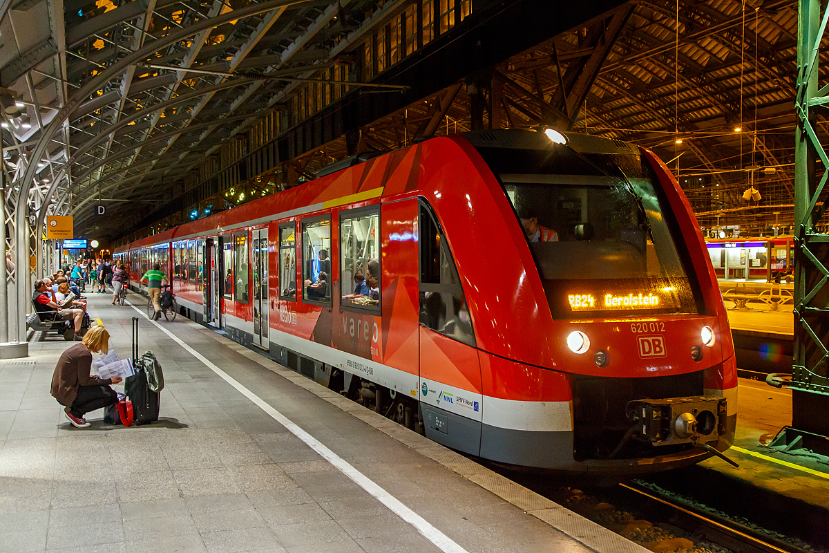 Nachts im Hauptbahnhof Köln am 06.06.2015 um 0:11 Uhr:
Der vareo 620 012 / 621 012 / 620 512, ein dreiteiliger Dieseltriebzug vom Typ ALSTOM Coradia LINT 81 der DB Regio NRW (VAREO), ist als RB 24 „Eifel-Bahn“ Köln Messe/Deutz - Köln Hbf - Euskirchen - Kall – Gerolstein, in den Hauptbahnhof Köln eingefahren.