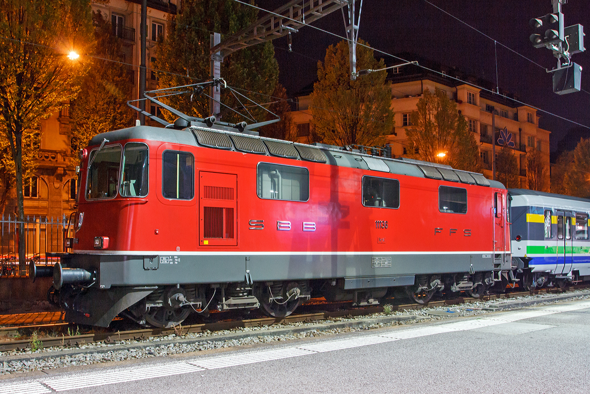 Nachtschwärmereien - Die SBB Re 4/4  - 11136 ist am 29.09.2012 (3:40 Uhr) im Bahnhof Luzern mit einem Zug des Voralpen-Express (VAE) abgestellt.

Die SBB Re 4/4II (Re 420) sind Universallokomotiven und kommen dementsprechend vor Reisezügen wie auch Güterzügen zum Einsatz. Die Re 4/4II ist mit 277 abgelieferten Lokomotiven die bisher größte Triebfahrzeugserie in der Schweiz. Alle Lokomotiven sind mit der Vielfachsteuerung VST IIId ausgerüstet.

Die Re 4/4II ist eine vierachsige, viermotorige Lokomotive auf zwei Drehgestellen. Die Radsätze sind über Schraubenfedern am Drehgestellrahmen abgestützt. Das Drehgestell ist sekundär mit Schraubenfedern (ursprünglich Gummifedern) tief angehängt am Lokomotivkasten abgestützt.

Die Zugkraftübertragung erfolgt über Tiefzugstangen von den Drehgestellen an den Lokomotivkasten.

Um einen besseren Kurveneinlauf des nachlaufenden Drehgestells zu ermöglichen, wurde zwischen den zwei Drehgestellen eine elastische Querkupplung eingebaut.

Die Lokomotiven der ersten Bauserie (11107–11155) weisen wie die Prototypen nur einen Stromabnehmer auf.

Technische Daten:
Spurweite:  1.435 mm (Normalspur)
Achsfolge:  Bo'Bo'
Gebaute Stückzahl:  277
Hersteller: SLM / BBC / MFO / SAAS 
Dienstgewicht: 80 t
Länge über Puffer: 14.900 mm (1. Bauserie)
Drehzapfenabstand:  7.900 mm
Achsabstand im Drehgestell: 2.800 mm
Treibraddurchmesser: 	1.235 mm
Breite:  2.970 mm
Höhe:  4.500 mm
Leistung: 4.700 kW (6.320 PS)
Stundenzugkraft: 167 kN
Anfahrzugkraft: 255 kN
Höchstgeschwindigkeit: 140 km/h
Stromsystem:  15 kV, 16,7 Hz AC
