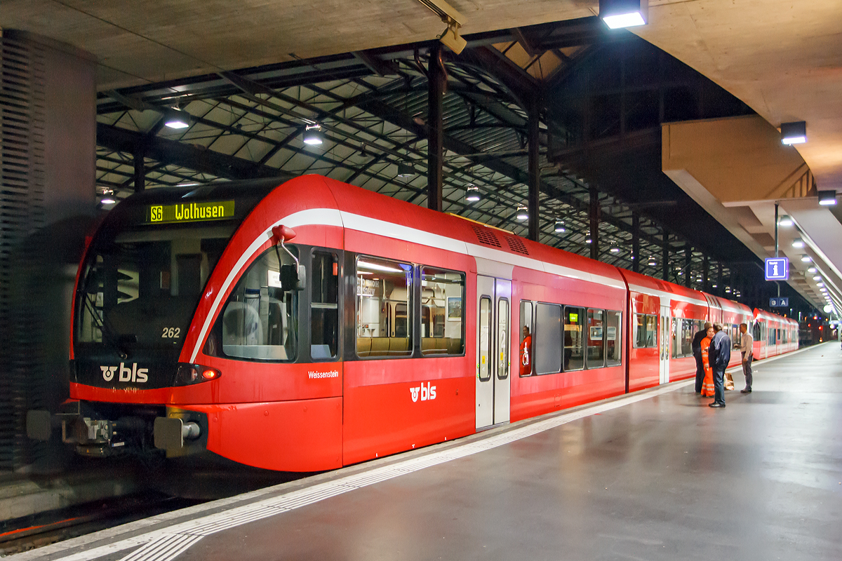 
Nachtschwärmereien -  Zwei gekuppelte elektrische Triebzüge vom Typ Stadler GTW 2/8 - RABe 526 262 und RABe 526 285 (NVR-Nummern 94 85 7526 262 - 1 CH - BLS und 94 85 7526  285 - 2 CH - BLS) der BLS AG, ex Regionalverkehr Mittelland - RM (seit 2013 nun SBB) stehen am 29.09.2012 im Bahnhof Luzern, als S6 nach Wolhusen, bereit.

Der GTW für die RM (ab 2006 zur BLS und ab 2013 zur SBB) ist die erste elektrische Version der 3. Generation mit erhöhter Antriebsleistung und Einzelachsansteuerung. Durch die Anwendung modernster Antriebstechnik ermöglicht es einen Einsatz im strengen S-Bahn Bern Verkehr, sowie auf der Steilstrecke Solothurn – Moutier.

Von diesen elektrischen Triebzügen wurden 6 Stück als GTW 2/6 (wie u.a. der RABe 526 262) und 7 Stück als GTW 2/8 von Stadler in den Jahren 2003 und 2004 für den Regionalverkehr Mittelland (RM) gebaut und geliefert. Die 6 GTW 2/6 wurden 2009/2010 zu GTW 2/8 umgebaut (verlängert um eine Einheit).

Technische Merkmale
• Breite Einstiegtüren mit großzügigen Einstiegsplattformen
• Schiebetritt für Bahnsteige tiefer als 550 mm
• Mehrzweckraum mit attraktiven Stehplätzen
• Behindertenfreundliche geschlossene WC-Anlage
• Wagenkasten aus Aluminiumstrangpressprofilen
• GFK-Front mit automatischer Kupplung
• Ergonomisch gestalteter Führerstand
• Traktionsmittelteil mit 1.000 mm Durchgangsbreite für Fahrgäste
• Luftgefederte Drehgestelle
• Elektrische Ausrüstung mit modernster IGBT-Technologie
• Vollabgefederter Antrieb mit fremdbelüfteten Drehstrom-
Asynchronmotoren
• Vielfachsteuerung bis 4 Fahrzeuge möglich

Technische Daten:
Anzahl der Fahrzeuge: 13
Bezeichnung:  RABe 526 260 - 265 und 280 - 286
Spurweite: 1.435 mm
Achsanordnung: 2’ Bo 2’ 2’
Länge über Kupplung: 53.537 mm
Fahrzeugbreite:  3.000 mm
Fahrzeughöhe:  3.850 mm
Einstiegbreite: 1.350 mm
Sitzplätze: 1. Kl. 15 (2/2 Sitzanordnung) / 2. Kl. 148 (2/3 Sitzanordnung)
Dienstgewicht:  84 t
Drehgestellachsstand: 2.100 mm (Trieb- und Laufdrehgestell)
Triebraddurchmesser (neu):  860 mm 
Laufraddurchmesser (neu): 750 mm
Dauerleistung am Rad: 700 kW 
Max Leistung am Rad: 1.100 kW
Anfahrzugskraft: 80 kN
Max. Beschleunigung: 0.74 m/s2
Höchstgeschwindigkeit: 140 km/h
Stromsystem:  15 kV, 16,7 Hz AC
