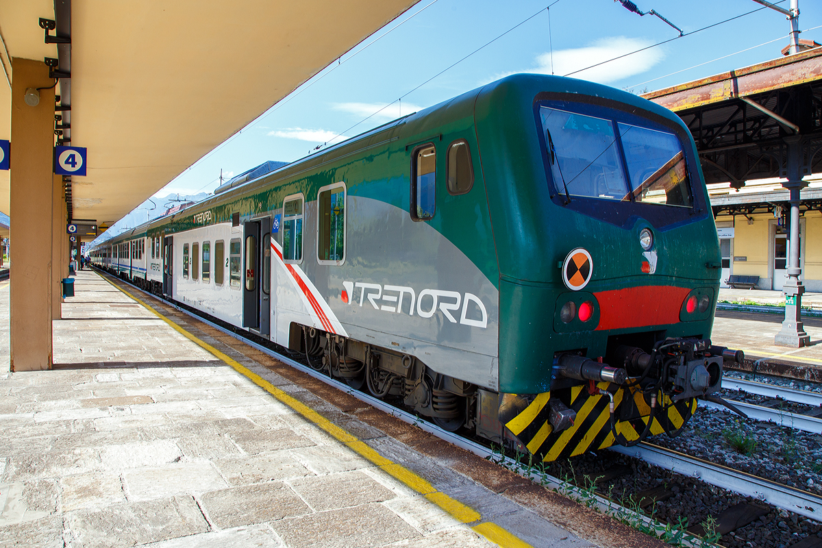 Nahverkehrs- 2.Klasse Steuerwagen mit Gepäckabteil der Trenord (Tn) 50 83 82-39 627-5 I-TN der Gattung npBDH am 04.08.2019 im Bahnhof Domodossola.

TECHNISCHE DATEN:
Spurweite: 1.435 mm (Normalspur)
Länge über Puffer: 26 400 mm
Drehzapfenabstand: 19.000 mm
Leergewicht: 43 t
Sitzplätze: 61
Nutzlast: 4 t
Höchstgeschwindigkeit: 140 km/h
Bremsenbauart: Freno WU-R 63t (D)
