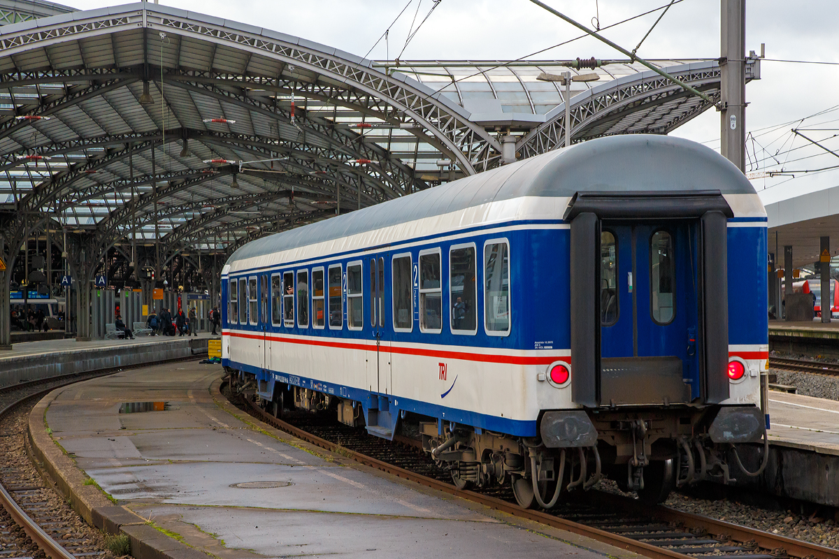 
Nahverkehrswagen 2. Klasse (lazarettfähiger n-Wagen / ex Silberling) der Gattung Bnrz 450.3 (ex Bnrz 724.0), D-TRAIN 50 80 22-35 819-8 der TRI Train Rental GmbH, am 22.12.2018 bei der Einfahrt in den Hbf Köln.

TECHNISCHE DATEN:
Spurweite: 1.435 mm
Länge über Puffer: 26.400 mm
Wagenkastenlänge: 26.100 mm
Wagenkastenbreite:  2.825 mm
Höhe über Schienenoberkante: 4.050 mm
Drehzapfenabstand: 19.000 mm
Achsstand im Drehgestell: 2.500 mm
Drehgestellbauart:  Minden-Deutz 432
Leergewicht:  33 t
Höchstgeschwindigkeit:  140 km/h
Sitzplätze: 96
Abteile:  3 Großräume 2. Klasse
Toiletten:  1 (geschlossenes System)
Dientsraum:  ja
Zulassung: Deutschland, Österreich, Schweiz
Bemerkungen: Im Gegensatz zu den übrigen Varianten verfügt diese Gattung weiterhin über eine lazarettfähige Inneneinrichtung.

Für den Mobilmachungsfall wurden der Deutschen Bundesbahn Haushaltsmittel aus dem Verteidigungsetat für die Bereithaltung umrüstbarer Reisezugwagen zugewiesen. So waren zur Verwendung im Kriegs- oder Katastrophenfall 198 Silberlinge für den schnellen Umbau in ein rollendes Lazarett vorbereitet, um als Krankentransportzug eingesetzt werden zu können. Bei diesen Wagen konnte die Bestuhlung einfach entfernt und durch insgesamt 36 Liegen ersetzt werden. Zur Befestigung der Liegen befanden sich Haken an den Wänden, außerdem waren sämtliche Fenster durch Jalousien verdunkelbar. Um den Einstieg mit auf Tragen liegenden Patienten zu ermöglichen, wurden die Mittelstangen in den Einstiegen abklappbar und die Türen zwischen den Einstiegsbereichen und den Fahrgastabteilen doppelt so breit wie in anderen n-Wagen ausgeführt. In den Wänden befanden sich außerdem 230-Volt-Steckdosen zum Anschluss medizinischer Apparate. Viele dieser Wagen befinden sich noch im Betrieb.

Die Bundeswehr selbst verfügte nur über einen Prototyp-Zug mit fünf Wagen, der im Rahmen des Projekts „Lazarettzug“ Ende der 1960er Jahre beschafft wurde und später vor allem zu Ausbildungszwecken genutzt wurde
